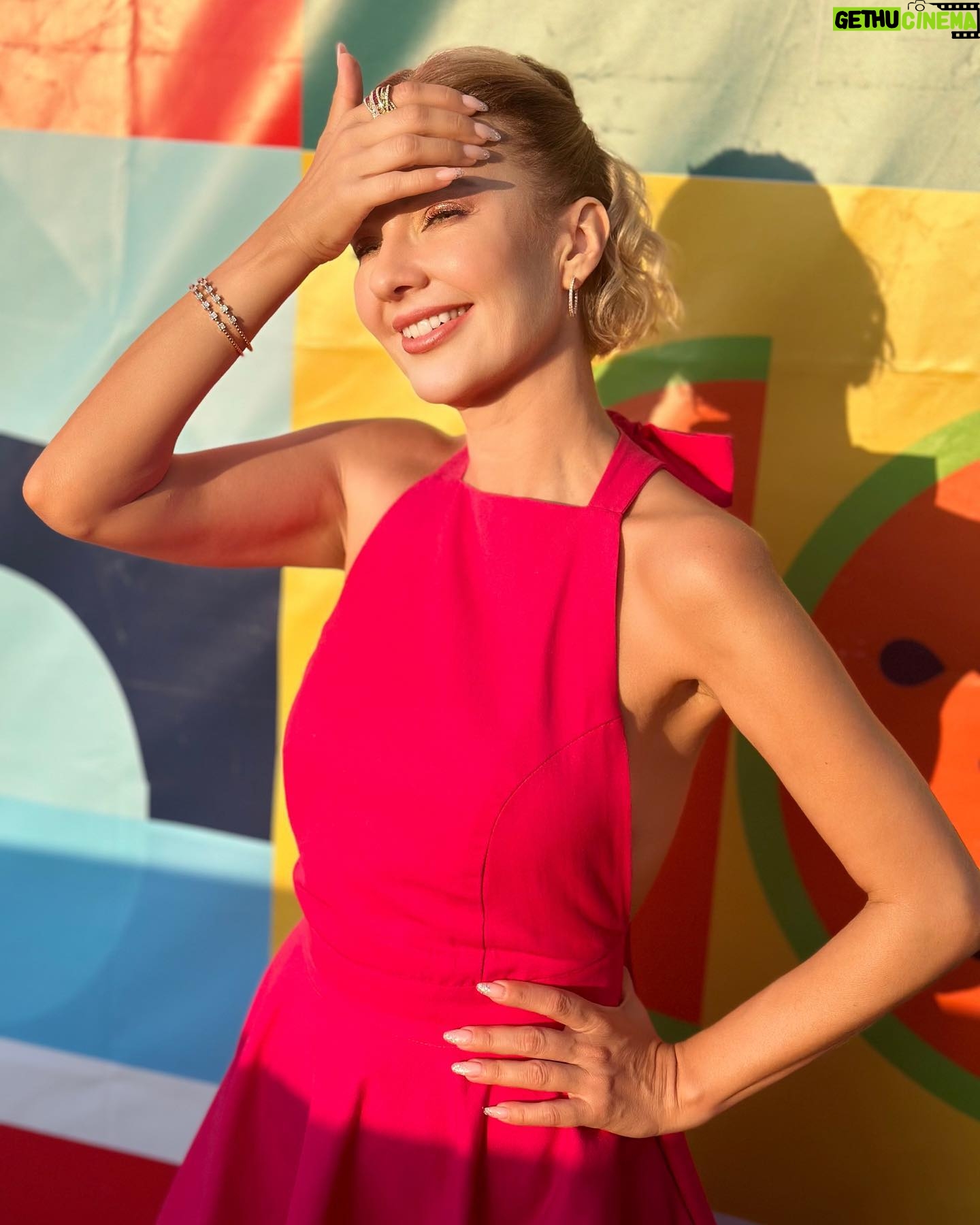 Yeliz Doğramacılar Instagram - Pembeler aşkına 💖 Uluslararası Lezzet Festivalinde 2️⃣ Gün 🌸 @sofaratelier 👗 @nazsfashion 👠 @navetbyersin 💎 @ulasetike 👩🦳 @makeupmeryemuyan 💄 @goldenblackadana 👸🏼 @elbikayhan 💕 @tobeyou___ 💃