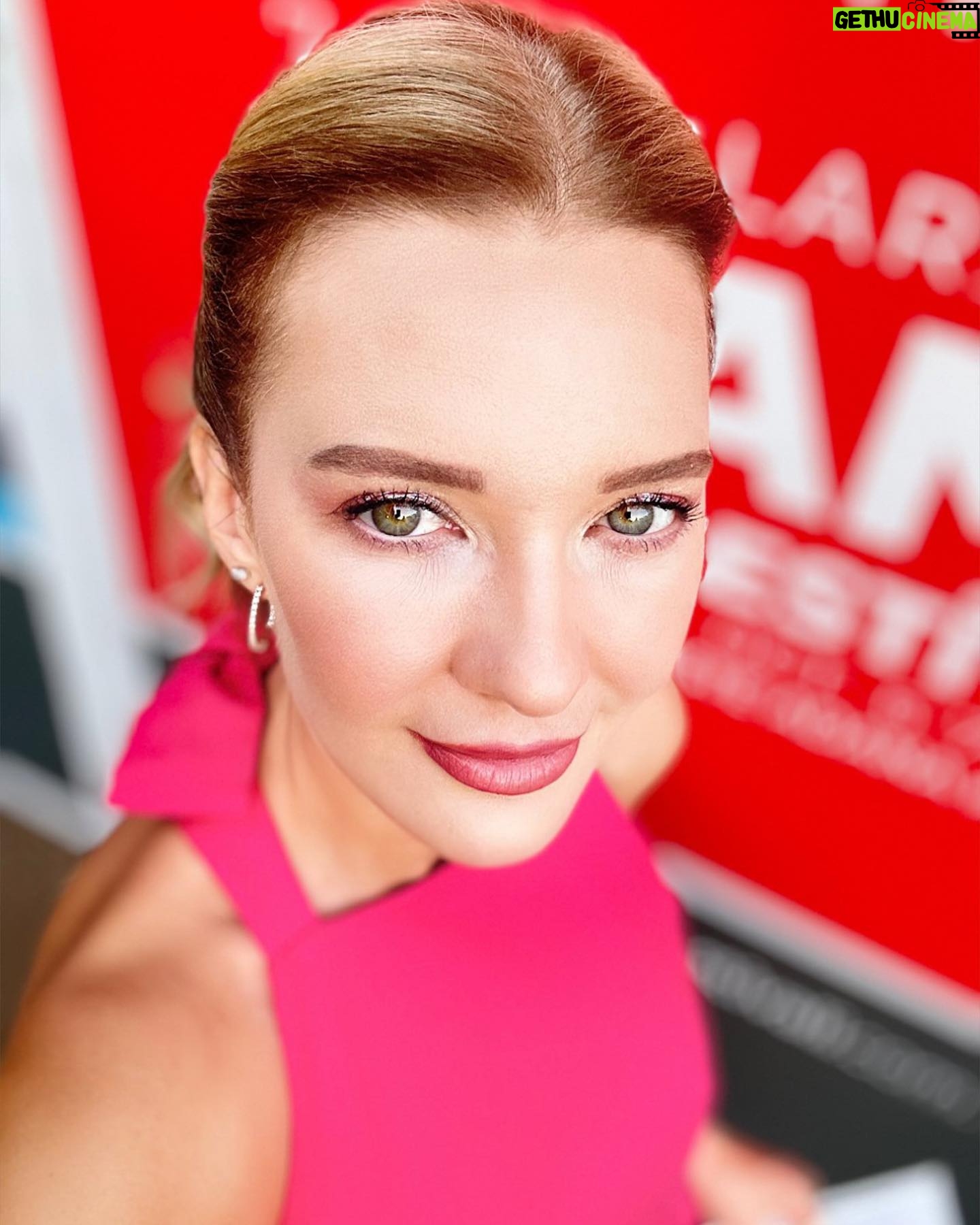 Yeliz Doğramacılar Instagram - Pembeler aşkına 💖 Uluslararası Lezzet Festivalinde 2️⃣ Gün 🌸 @sofaratelier 👗 @nazsfashion 👠 @navetbyersin 💎 @ulasetike 👩🦳 @makeupmeryemuyan 💄 @goldenblackadana 👸🏼 @elbikayhan 💕 @tobeyou___ 💃