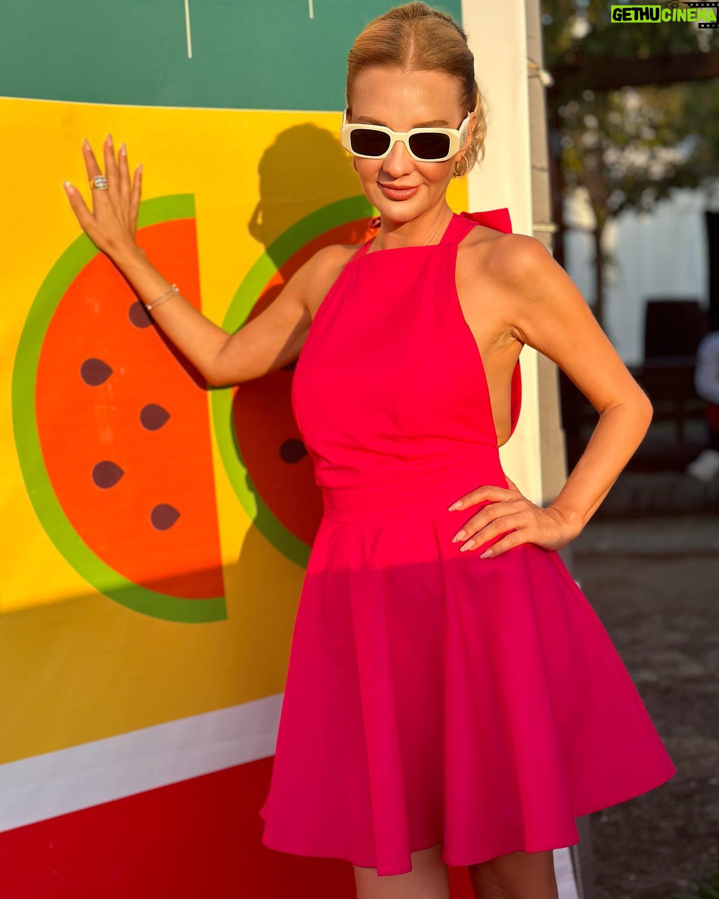 Yeliz Doğramacılar Instagram - Pembeler aşkına 💖 Uluslararası Lezzet Festivalinde 2️⃣ Gün 🌸 @sofaratelier 👗 @nazsfashion 👠 @navetbyersin 💎 @ulasetike 👩🦳 @makeupmeryemuyan 💄 @goldenblackadana 👸🏼 @elbikayhan 💕 @tobeyou___ 💃