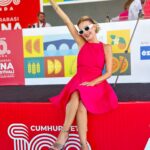 Yeliz Doğramacılar Instagram - Pembeler aşkına 💖 Uluslararası Lezzet Festivalinde 2️⃣ Gün 🌸 @sofaratelier 👗 @nazsfashion 👠 @navetbyersin 💎 @ulasetike 👩‍🦳 @makeupmeryemuyan 💄 @goldenblackadana 👸🏼 @elbikayhan 💕 @tobeyou___ 💃