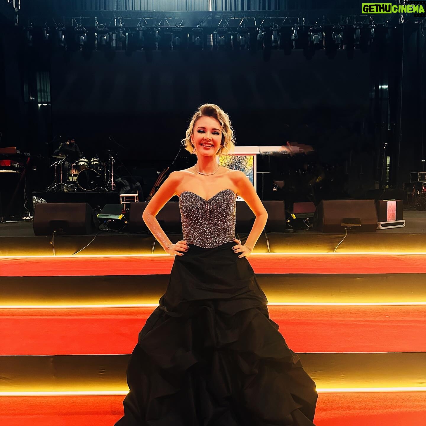 Yeliz Doğramacılar Instagram - Adana Hacı Sabancı Organize Sanayi 50.yıl kutlaması ve balo yemeği 🎤 Elbise : @daisymdaa Makyaj : @__gamzebayindir__ Takılar : @navetbyersin Saç : @kuaforkenanbayindir Fotograflar : @muhammed_ali_fotografcilik Organizasyon : @openorganizasyon Ekip : ⭐️⭐️⭐️⭐️⭐️ 🌺🌺🌺🌺🙏🏽🍀