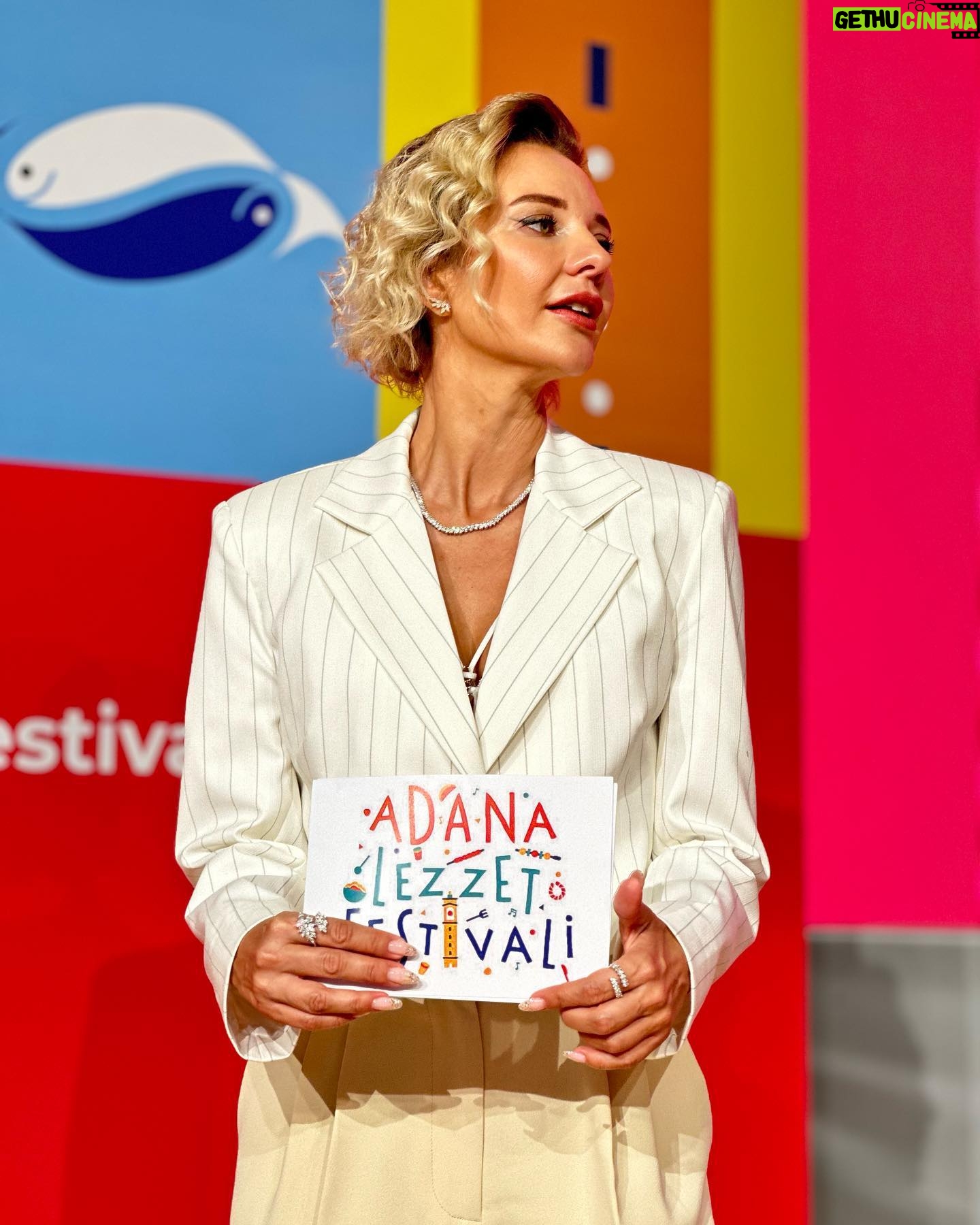 Yeliz Doğramacılar Instagram - 7.Uluslararası Adana Lezzet Festivali 🤍 Ekip 🙏🏽💫🍀🌸 @ulasetike 💫saç @nazsfashion 💫ayakkabı @sofaratelier💫 kıyafet @glcinygz.1 💫makyaj @navetbyersin💫 takılar @elbikayhan💫 sağ kolum @goldenblackadana 💫 güzelligim sebebi @drbuketsenkaya 💫 canım doktorum