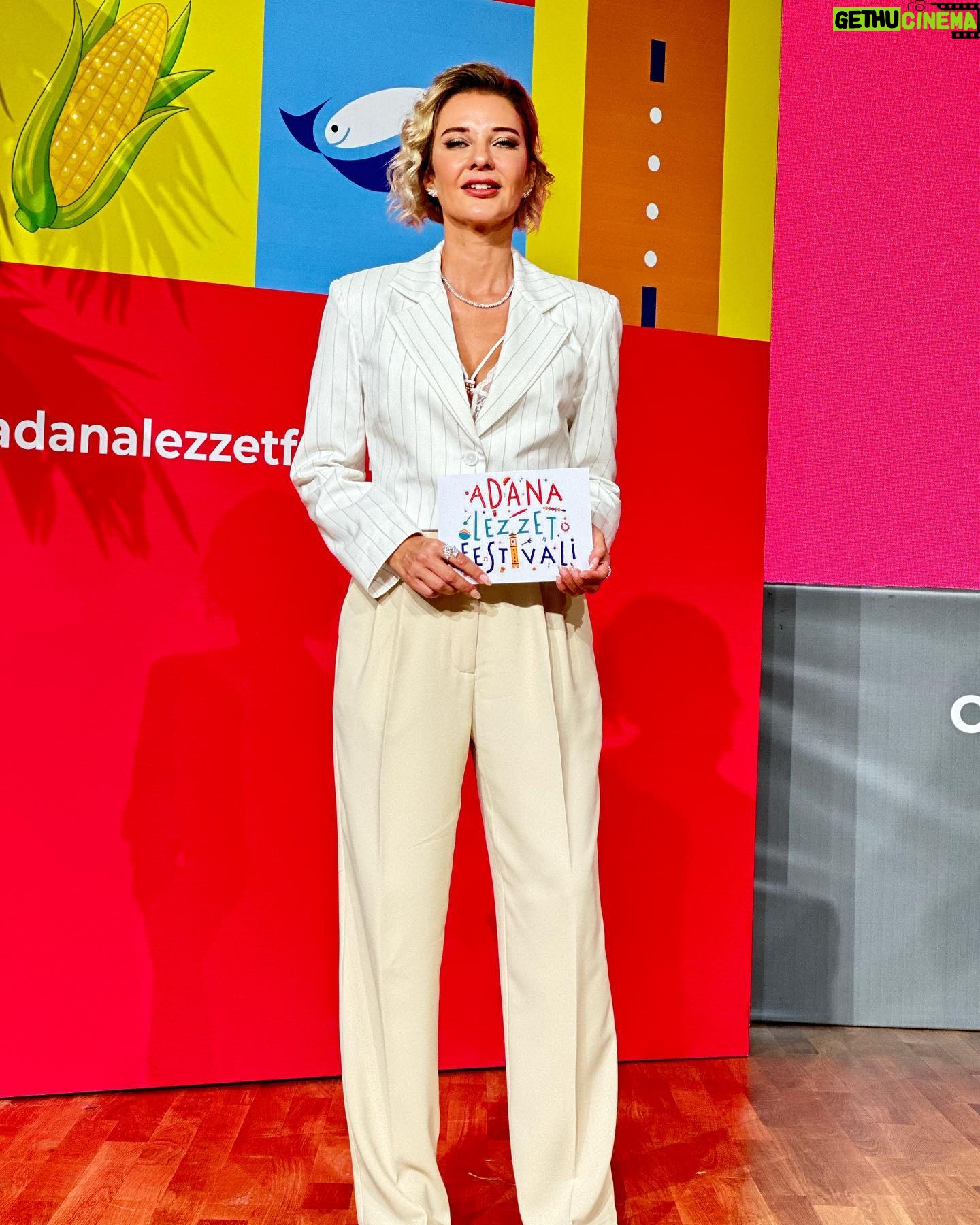 Yeliz Doğramacılar Instagram - 7.Uluslararası Adana Lezzet Festivali 🤍 Ekip 🙏🏽💫🍀🌸 @ulasetike 💫saç @nazsfashion 💫ayakkabı @sofaratelier💫 kıyafet @glcinygz.1 💫makyaj @navetbyersin💫 takılar @elbikayhan💫 sağ kolum @goldenblackadana 💫 güzelligim sebebi @drbuketsenkaya 💫 canım doktorum