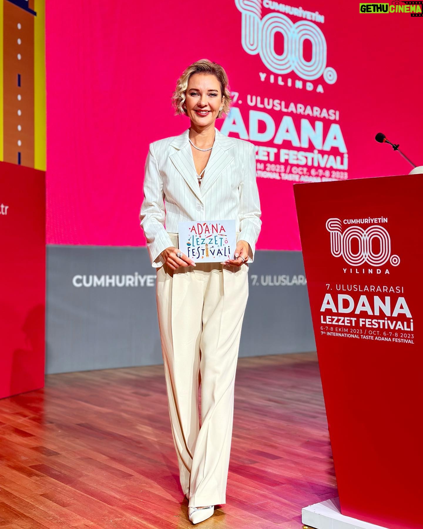 Yeliz Doğramacılar Instagram - 7.Uluslararası Adana Lezzet Festivali 🤍 Ekip 🙏🏽💫🍀🌸 @ulasetike 💫saç @nazsfashion 💫ayakkabı @sofaratelier💫 kıyafet @glcinygz.1 💫makyaj @navetbyersin💫 takılar @elbikayhan💫 sağ kolum @goldenblackadana 💫 güzelligim sebebi @drbuketsenkaya 💫 canım doktorum