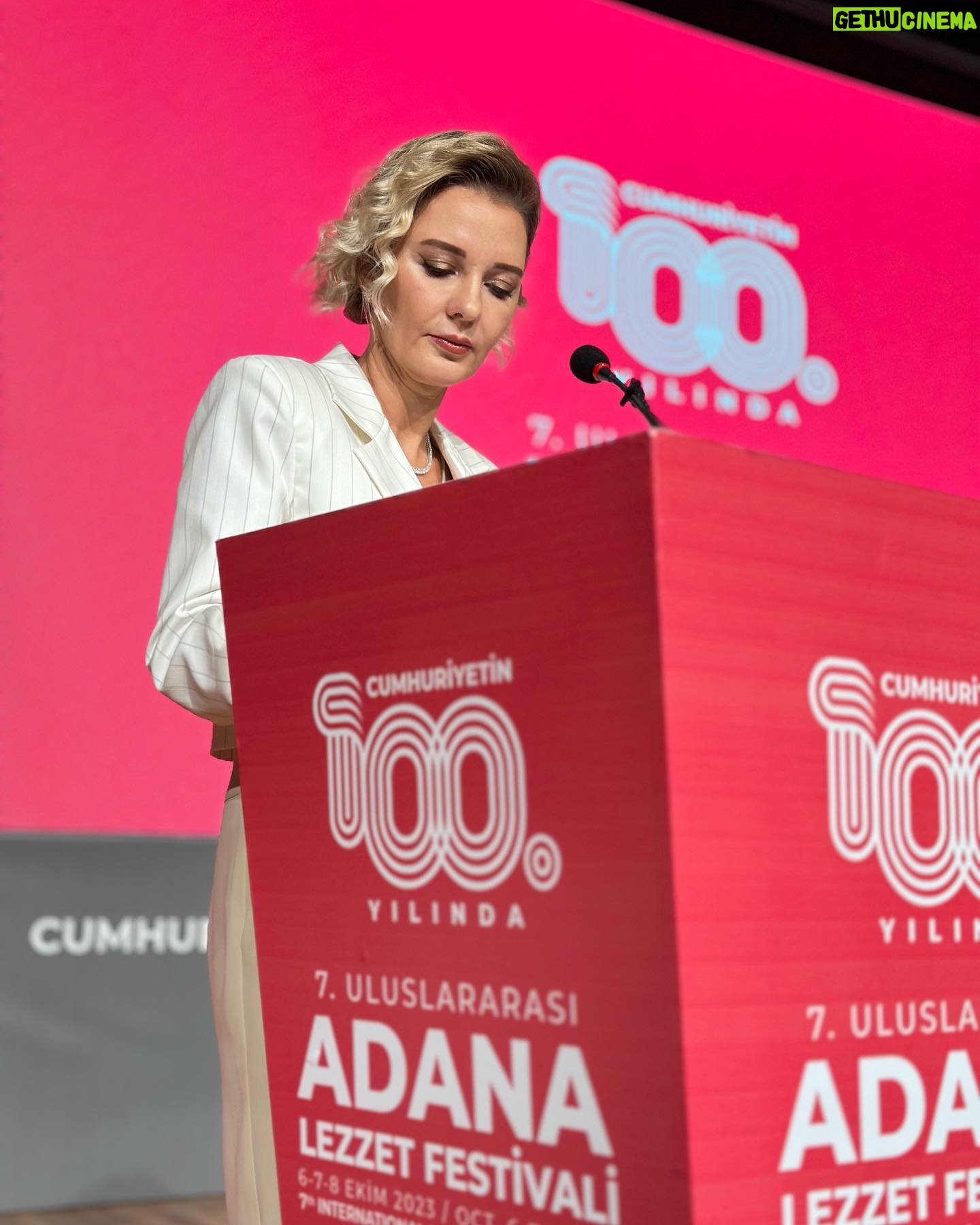 Yeliz Doğramacılar Instagram - 7.Uluslararası Adana Lezzet Festivali 🤍 Ekip 🙏🏽💫🍀🌸 @ulasetike 💫saç @nazsfashion 💫ayakkabı @sofaratelier💫 kıyafet @glcinygz.1 💫makyaj @navetbyersin💫 takılar @elbikayhan💫 sağ kolum @goldenblackadana 💫 güzelligim sebebi @drbuketsenkaya 💫 canım doktorum
