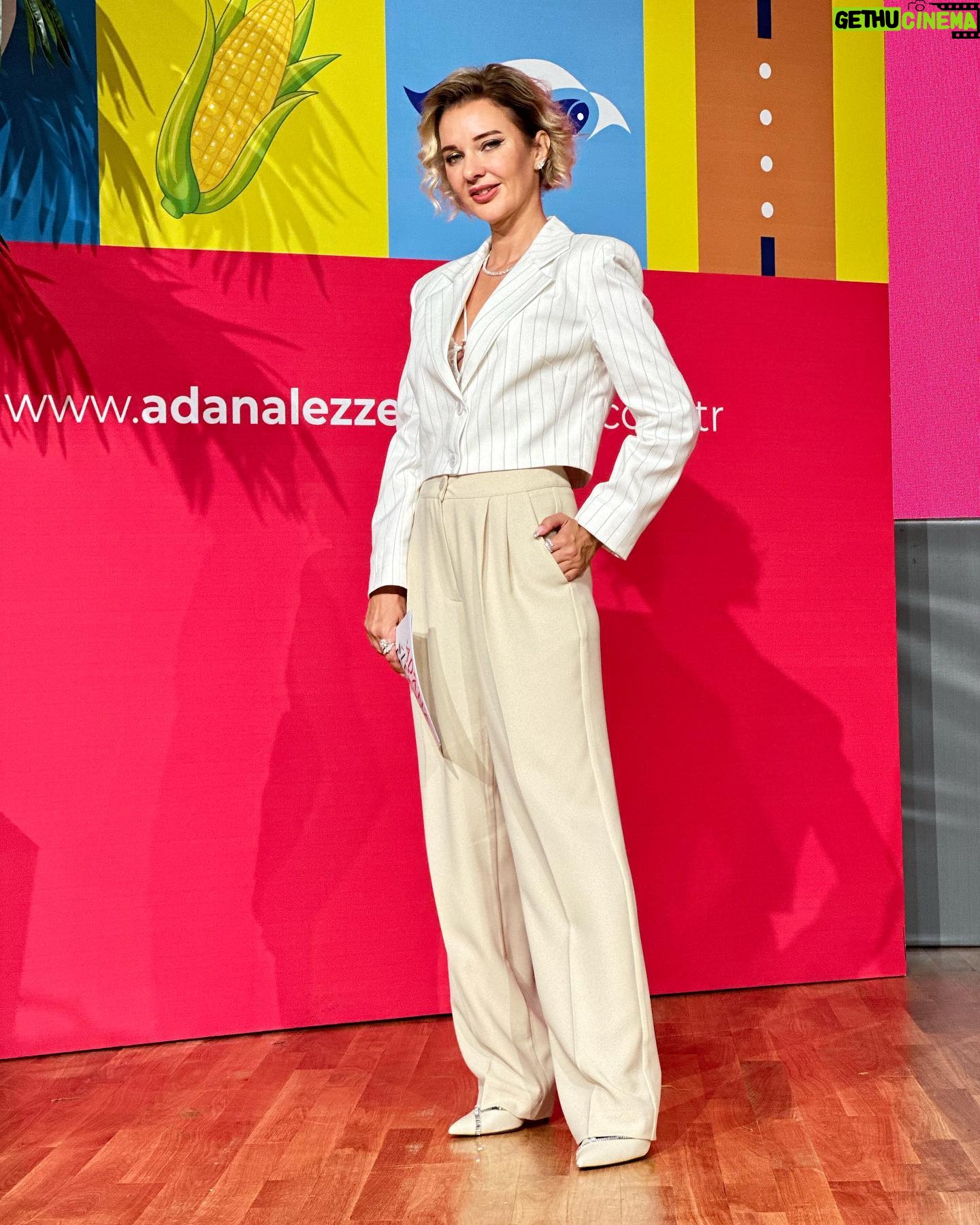 Yeliz Doğramacılar Instagram - 7.Uluslararası Adana Lezzet Festivali 🤍 Ekip 🙏🏽💫🍀🌸 @ulasetike 💫saç @nazsfashion 💫ayakkabı @sofaratelier💫 kıyafet @glcinygz.1 💫makyaj @navetbyersin💫 takılar @elbikayhan💫 sağ kolum @goldenblackadana 💫 güzelligim sebebi @drbuketsenkaya 💫 canım doktorum