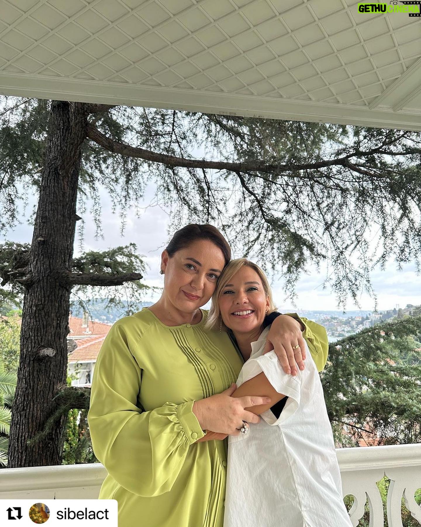 Yeliz Doğramacılar Instagram - #Repost @sibelact with @use.repost ・・・ Dünya güzelim setimize gelmiş..biz ayrılamayız..❤️❤️🧿 @yelizdogramacilar Canımmmmmm yetenek abidesi balımmmmmm la Kızılcık Şerbeti setinde buluştuk tabiki kaynattık hasret giderdik aşırı Loveeee içerir bu post ve bu dostluk ❤️❤️❤️❤️