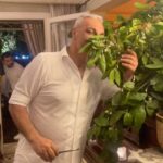 Yeliz Doğramacılar Instagram - 🌙 Bu koca yürekli adam, bu memlekine aşık, bu vizyoner adam her kutlamayı, her her güzel sözü, her övgüyü, sonuna kadar hak etmiyor mu? Çocukluğundan beri onu mest eden, büyüleyen portakal çiçeği kokusu Japonların sakurası ile karşılaşınca “bizim de portakal çiçeğimiz var, o portakallar çiçek açıp da yer gök o çiçeklerle ve baş döndürücü kokusu ile dolduğunda bunu uluslararası bir karnaval ile her sene kutlayıp, bu güzellik vesilesiyle şehrimi ve memleketimi tüm Dünya’ya tanıtayım” vizyonuyla birleşince çıkılan yolda başarıyla ve milyonlarca kişinin katılımıyla tamamlanan 12. karnaval aslında bir hayalle başlayıp inançla devam eden büyük bir başarı hikayesinin kanıtı değil mi, memlekette başka çocuklara ve gençlere ne kadar da güzel bir ilham kaynağı olmayacak mı, memlekete hizmet etmek bu kadar da şahane yapılabilir mi? @ahbozkurt001 Bu sene T. C. Kültür ve Turizm Bakanlığı’nın Adana Kültür Yolu Festivali ile birleşip 9 gün süren Karnavalda yüzlerce gösteri, sergi, tiyatro, konuşma, etkinlik, yarışma, konser yapıldı. 12 yıldır aylar önceden başlayarak her detayı titizlikle çalışan ve başarıyla tamamlayan karnaval komitesi ülkemizin en önemli gazeteci ve sanatçılarını Adana ve #adana lılarla buluşturdular. Biz de onları şahane bir havada, anıt niteliğinde narenciye ağaçlarımız ve bütün eve yerleştirdiğimiz mis gibi kokan portakal çiçekli narenciye dalları ile karşıladık, onlara çok özel sunumlarla yöresel lezzetlerimizi tattırdık, ve #adanalı bir ailenin evindeki bir ev daveti deneyimini yaşattık. Yüzlerce yıldır birçok farklı kültürün birarada yaşadığı, mutfak kültürü çok zengin bu güzelim şehrin kültür ve gastronomisine değer kattığımız için mutlu ve gururluyuz. Bu kültürü yaşatmaya kararlıyız ve gelecek nesillere doğru aktarmak için çalışmaya, çok çalışmaya devam ediyoruz. Adanalı misafir ağırlamayı sever. Adana “iyi ki geldin”dir. Adana “bir daha gel”dir. Adana “başımın üstünde yerin var”dır. Adana misafir ağırlamayı sanat düzeyinde yapar ve yaşatır. Adana’ya ve Adanalılara bu şahane haftayı yaşatan, tüm emeği geçenlerin eline, emeğine ve yüreğine sağlık, onları kocaman alkışlıyor ve başarılarını kutluyoruz. #nisandaadanada