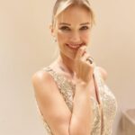 Yeliz Doğramacılar Instagram – 💛🥂💫🎤

Takılarım : @aydin.altunbuken 
  @tuajewelry 
Saç : @ulasetike 
  @ozhankeles 
Makeup : @makeupmeryemuyan 
Elbisem : @daisymdaa 
Cilt bakımı : @goldenblackadana