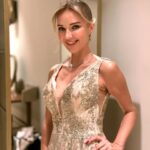 Yeliz Doğramacılar Instagram – 💛🥂💫🎤

Takılarım : @aydin.altunbuken 
  @tuajewelry 
Saç : @ulasetike 
  @ozhankeles 
Makeup : @makeupmeryemuyan 
Elbisem : @daisymdaa 
Cilt bakımı : @goldenblackadana