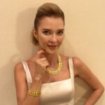 Yeliz Doğramacılar Instagram - 🕊️🍀🤍🎉🇹🇷 Elbisem : @daisymdaa Takılarım :@aydin.altunbuken @tuajewelry Saç : @ulasetike Makyaj : @makeupmeryemuyan Asistanım : @elbikayhan Güzelliğimin sırrı ☺️ : @goldenblackadana @drbuketsenkaya Ekibim 🙏🏽🙏🏽🍀🍀💫💫