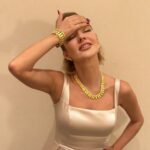 Yeliz Doğramacılar Instagram - 🕊️🍀🤍🎉🇹🇷 Elbisem : @daisymdaa Takılarım :@aydin.altunbuken @tuajewelry Saç : @ulasetike Makyaj : @makeupmeryemuyan Asistanım : @elbikayhan Güzelliğimin sırrı ☺️ : @goldenblackadana @drbuketsenkaya Ekibim 🙏🏽🙏🏽🍀🍀💫💫