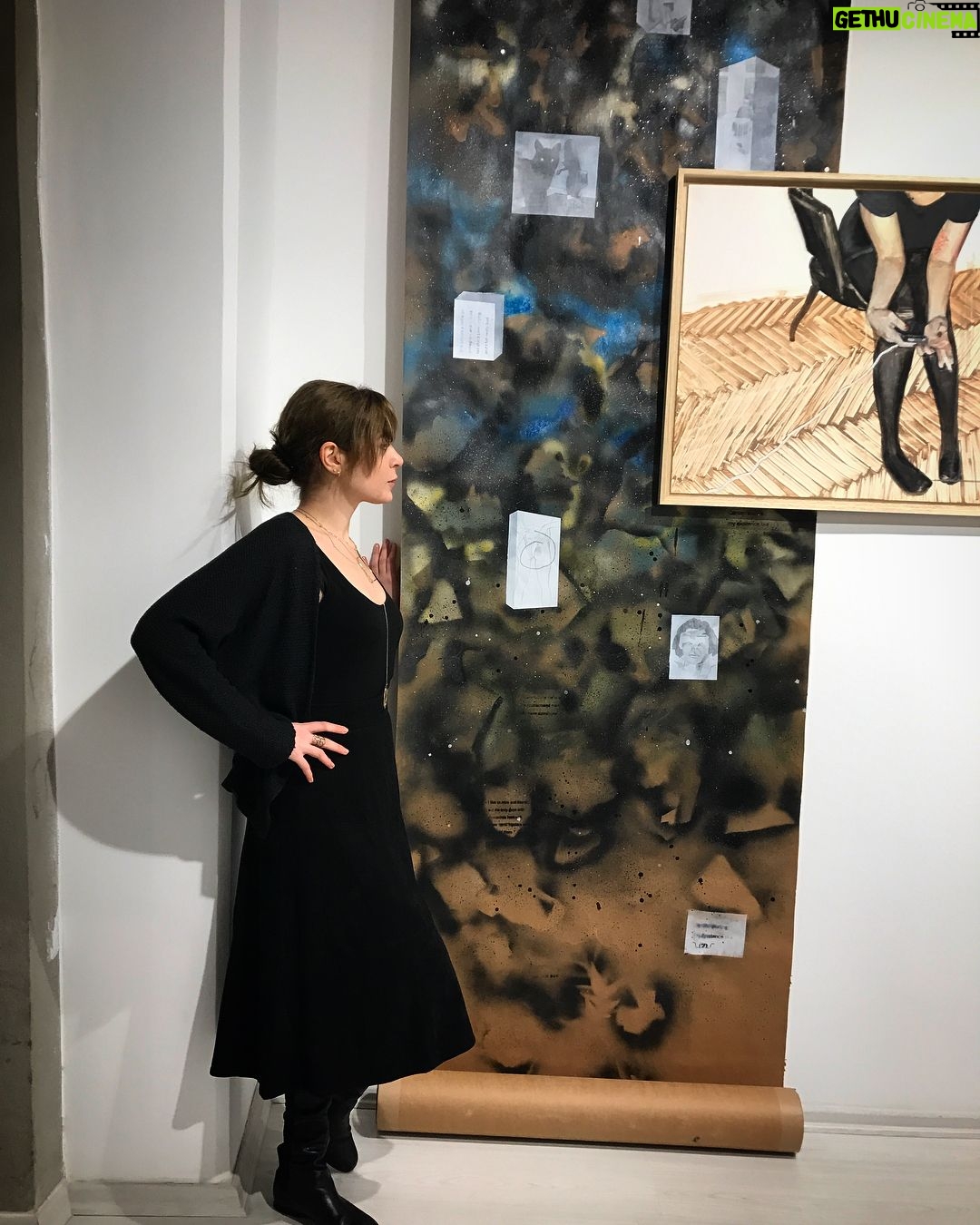 Yeliz Kuvancı Instagram - Resimle fotografim var cunku canimin ici #zeynepbeler #beachcomber sergisiyle @krankartgallery de🎈
