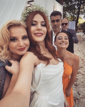 Yeliz Kuvancı Instagram - Madem birinci olduk, biraz setten fotoğraf ? 🙋🏼‍♀️🤍🥳 

#sadakatsiz