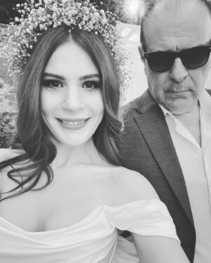 Yeliz Kuvancı Instagram - Madem birinci olduk, biraz setten fotoğraf ? 🙋🏼‍♀️🤍🥳 

#sadakatsiz