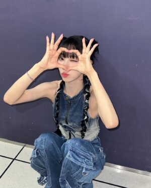 Yeoreum Instagram - 🍗💙👖