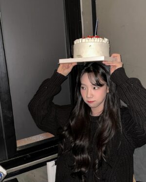 Yeoreum Instagram - 🎂HBD to Me🎂
하루종일 사랑 듬뿍 받은 오늘 하루!!
