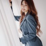 Yi-Ruei Chen Instagram - www.housefun.com.tw 撰文:克里歐 攝影:張季禹 部分圖片提供:YURI 陳怡叡 服裝提供: @majeparis 名人會客室 | Celebrity Makeup &hair : @dora_lin_siyun @prettycool_makeup 八年前Yuri還只是一名懷抱舞台夢想的北漂女孩，住在月租六千元的頂加套房，四年前看好青埔未來的發展潛力，買下了人生的第一間房。 在嘉義長大的YURI，起初搬到地狹人稠的台北時，寸土寸金的居住環境對她來說很不能適應，「我到台北租的第一間房在景美，是一棟老公寓的頂樓加蓋套房，八坪的空間月租六千元，比起我在高雄念書時在外租屋，一個月僅三千五元租金，而且不是頂樓加蓋的套房還要小，我當下真的被台北的租屋行情嚇到。」 #關於Yuri的租屋史 因緣際會下接觸到平面拍攝的工作，成為她踏入演藝圈的契機。「我小時候有個夢想是成為電視上站在舞台上的明星，跟這些漂亮姊姊一樣厲害，爸媽覺得我在作夢。因為很喜歡跳舞，我在讀書之餘加入熱舞社，只是沒想過真的有那麼一天，會因為跳舞讓我離夢想這麼接近。」 簽了演藝經紀約後，YURI轉學考考到台北世新大學，開啟她的台北租屋人生，從景美、萬隆，到古亭、中山，都有她的居住足跡。 因為租金考量，YURI最初多半選擇屋齡三、四十年以上的老公寓，「住在景美頂加套房的時候，發現台北多雨，下雨聲吵得我幾乎睡不著」「老公寓爬樓梯要爬六樓，收大包裹或搬運物品時真的很累。」不過，讓YURI困擾的地方在於老公寓的管線老舊，「我很常遇到剛入住的時候水管暢通，但是住久了就會出現水管、馬桶阻塞或牆壁漏水的狀況。」 YURI回想自己遇到最恐怖的租屋史，是遇到房東會透過公共監視器掌握住客行蹤，「有時候我工作很晚回家，開熱水器洗澡，隔天房東傳簡訊提醒我不要太晚洗澡，會吵到其他人休息;還有一次我沒回家，房東也知道。這對我來說真的很沒隱私。」不過，她也住過很舒適的房子，在民權西路站附近，「早餐店、超商就在樓下，而且房東可以接受我養貓，但是租了一年之後，房東想把房子賣掉，我也被迫搬走，真的覺得很可惜。」 #太想賺錢拚命打工 以社會新鮮人年紀，就有能力買下人生第一間房，YURI說，一切都是自己太想賺錢的緣故，「因為爸爸媽媽都從事服務業，小時候家境不算寬裕，因此我很不喜歡向家人要錢，減少家人追問很多我花錢的細節。為了減輕家人的經濟負擔，我開始利用課餘時間打工，補貼我的生活開銷。」 YURI打工經驗百百種，曾在服飾店賣衣服，也在旗山附近的雞排店剪過雞排、夜市賣粉圓….等等，後來到雄獅旅行社實習，也不甘願週休二日，利用週末時間到百貨公司發傳單，幸運遇到商業平面拍攝的工作機會，進而從平面拍攝到廣告拍攝，一點一滴累積財富，終於存到人生第一桶金。 #謹記媽媽的理財經累積第一桶金 「出社會後，媽媽教育我，不要把錢存在銀行裡，會越來越不值錢，最好可以買房地產，一定不會貶值，把繳房貸當存錢，又有自己的家，沒有後顧之憂。」YURI養成儲蓄的習慣，也謹記媽媽的理財經。 #自認宅女聚會少物欲低 二十幾歲的YURI可以買下人生第一間房，她認為和自己生活習慣有很大的關係:「我的物欲很低，不太會亂買東西;而且我很宅，減少許多不必要的聚會花費;而我必須進行體重管理，伙食費也不算太高。」加上從小養成儲蓄的習慣，到後來研究更多元的投資理財工具，讓她在累積財富上，慢慢有感受到錢滾錢的成就感。 #從租屋經驗統整購屋需求 巨蟹座的YURI覺得待在家裡最有安全感，喜歡宅在家，對於住家的需求不能太小。過去豐富的租屋經驗，讓YURI在買房子時更明確了解自己的需求。 四年前，YURI在青埔觀察到Xpark開幕和OUTLET帶動桃園高鐵站周邊房價，而機捷A19站附近的環球購物中心即將開幕，再加上有樂天桃園棒球場帶來觀賽人潮，她認為擁有捷運跟高鐵的青埔會有好的發展，適合在這裡投資兼自住，而且要趕在環球開幕之前買，未來有機會增值。於是她心一狠，將手邊的資金籌出頭期款，買了一棟總價一千五百萬的房子。 #出租青埔新房改在台北租屋 在青埔買了第一間房，雖然住得舒適，但YURI大部分還是得往台北工作。高鐵機捷雖然方便，然而計算了與妹妹兩人的交通費和通勤時間成本，她決定把青埔的房子出租補貼房貸，與妹妹在台北租屋。 由於在台北租屋的租金連年翻漲，促使YURI計畫在雙北買房的可能性。除了南港、內湖之外，她也陸續看了三重、板橋、新店重劃區的建案，並鎖定屋齡十年內的房子。她盤點了手邊的資金，也研究青埔周邊的實價登錄，交易價格上看一坪六十萬元，「如果可以以房換房，青埔談到好價格，加上手邊的資金，在雙北置產應該不成問題。」 以上！完整版字數太多這裡放不下！所以擷取採訪文章稍做修改分享！買房對當時的我來說，真的需要勇氣與衝動，回頭看，真的好謝謝當時力推我買下去的朋友！根本是我的大貴人！因為當時勇敢的上車，現在才有更好的能力去選擇更適合自己的房子。不管租屋或買房，希望大家都可以找到喜歡、適合又舒適的好房子！ 你要有做夢的勇氣， 也要有去實踐的行動力。 然後報告一個好消息～我又買房啦！❤️ 歡迎各大冷氣、3c、傢俱、床墊廠商找我合作🥹 戶頭已空空的我，望各路廠商哥哥姊姊闆闆發爆我工作。 我願意做牛做馬累成狗🫶