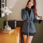 Yi-Ruei Chen Instagram - www.housefun.com.tw 撰文:克里歐 攝影:張季禹 部分圖片提供:YURI 陳怡叡 服裝提供: @majeparis 名人會客室 | Celebrity Makeup &hair : @dora_lin_siyun @prettycool_makeup 八年前Yuri還只是一名懷抱舞台夢想的北漂女孩，住在月租六千元的頂加套房，四年前看好青埔未來的發展潛力，買下了人生的第一間房。 在嘉義長大的YURI，起初搬到地狹人稠的台北時，寸土寸金的居住環境對她來說很不能適應，「我到台北租的第一間房在景美，是一棟老公寓的頂樓加蓋套房，八坪的空間月租六千元，比起我在高雄念書時在外租屋，一個月僅三千五元租金，而且不是頂樓加蓋的套房還要小，我當下真的被台北的租屋行情嚇到。」 #關於Yuri的租屋史 因緣際會下接觸到平面拍攝的工作，成為她踏入演藝圈的契機。「我小時候有個夢想是成為電視上站在舞台上的明星，跟這些漂亮姊姊一樣厲害，爸媽覺得我在作夢。因為很喜歡跳舞，我在讀書之餘加入熱舞社，只是沒想過真的有那麼一天，會因為跳舞讓我離夢想這麼接近。」 簽了演藝經紀約後，YURI轉學考考到台北世新大學，開啟她的台北租屋人生，從景美、萬隆，到古亭、中山，都有她的居住足跡。 因為租金考量，YURI最初多半選擇屋齡三、四十年以上的老公寓，「住在景美頂加套房的時候，發現台北多雨，下雨聲吵得我幾乎睡不著」「老公寓爬樓梯要爬六樓，收大包裹或搬運物品時真的很累。」不過，讓YURI困擾的地方在於老公寓的管線老舊，「我很常遇到剛入住的時候水管暢通，但是住久了就會出現水管、馬桶阻塞或牆壁漏水的狀況。」 YURI回想自己遇到最恐怖的租屋史，是遇到房東會透過公共監視器掌握住客行蹤，「有時候我工作很晚回家，開熱水器洗澡，隔天房東傳簡訊提醒我不要太晚洗澡，會吵到其他人休息;還有一次我沒回家，房東也知道。這對我來說真的很沒隱私。」不過，她也住過很舒適的房子，在民權西路站附近，「早餐店、超商就在樓下，而且房東可以接受我養貓，但是租了一年之後，房東想把房子賣掉，我也被迫搬走，真的覺得很可惜。」 #太想賺錢拚命打工 以社會新鮮人年紀，就有能力買下人生第一間房，YURI說，一切都是自己太想賺錢的緣故，「因為爸爸媽媽都從事服務業，小時候家境不算寬裕，因此我很不喜歡向家人要錢，減少家人追問很多我花錢的細節。為了減輕家人的經濟負擔，我開始利用課餘時間打工，補貼我的生活開銷。」 YURI打工經驗百百種，曾在服飾店賣衣服，也在旗山附近的雞排店剪過雞排、夜市賣粉圓….等等，後來到雄獅旅行社實習，也不甘願週休二日，利用週末時間到百貨公司發傳單，幸運遇到商業平面拍攝的工作機會，進而從平面拍攝到廣告拍攝，一點一滴累積財富，終於存到人生第一桶金。 #謹記媽媽的理財經累積第一桶金 「出社會後，媽媽教育我，不要把錢存在銀行裡，會越來越不值錢，最好可以買房地產，一定不會貶值，把繳房貸當存錢，又有自己的家，沒有後顧之憂。」YURI養成儲蓄的習慣，也謹記媽媽的理財經。 #自認宅女聚會少物欲低 二十幾歲的YURI可以買下人生第一間房，她認為和自己生活習慣有很大的關係:「我的物欲很低，不太會亂買東西;而且我很宅，減少許多不必要的聚會花費;而我必須進行體重管理，伙食費也不算太高。」加上從小養成儲蓄的習慣，到後來研究更多元的投資理財工具，讓她在累積財富上，慢慢有感受到錢滾錢的成就感。 #從租屋經驗統整購屋需求 巨蟹座的YURI覺得待在家裡最有安全感，喜歡宅在家，對於住家的需求不能太小。過去豐富的租屋經驗，讓YURI在買房子時更明確了解自己的需求。 四年前，YURI在青埔觀察到Xpark開幕和OUTLET帶動桃園高鐵站周邊房價，而機捷A19站附近的環球購物中心即將開幕，再加上有樂天桃園棒球場帶來觀賽人潮，她認為擁有捷運跟高鐵的青埔會有好的發展，適合在這裡投資兼自住，而且要趕在環球開幕之前買，未來有機會增值。於是她心一狠，將手邊的資金籌出頭期款，買了一棟總價一千五百萬的房子。 #出租青埔新房改在台北租屋 在青埔買了第一間房，雖然住得舒適，但YURI大部分還是得往台北工作。高鐵機捷雖然方便，然而計算了與妹妹兩人的交通費和通勤時間成本，她決定把青埔的房子出租補貼房貸，與妹妹在台北租屋。 由於在台北租屋的租金連年翻漲，促使YURI計畫在雙北買房的可能性。除了南港、內湖之外，她也陸續看了三重、板橋、新店重劃區的建案，並鎖定屋齡十年內的房子。她盤點了手邊的資金，也研究青埔周邊的實價登錄，交易價格上看一坪六十萬元，「如果可以以房換房，青埔談到好價格，加上手邊的資金，在雙北置產應該不成問題。」 以上！完整版字數太多這裡放不下！所以擷取採訪文章稍做修改分享！買房對當時的我來說，真的需要勇氣與衝動，回頭看，真的好謝謝當時力推我買下去的朋友！根本是我的大貴人！因為當時勇敢的上車，現在才有更好的能力去選擇更適合自己的房子。不管租屋或買房，希望大家都可以找到喜歡、適合又舒適的好房子！ 你要有做夢的勇氣， 也要有去實踐的行動力。 然後報告一個好消息～我又買房啦！❤️ 歡迎各大冷氣、3c、傢俱、床墊廠商找我合作🥹 戶頭已空空的我，望各路廠商哥哥姊姊闆闆發爆我工作。 我願意做牛做馬累成狗🫶