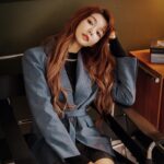 Yi-Ruei Chen Instagram - www.housefun.com.tw 撰文:克里歐 攝影:張季禹 部分圖片提供:YURI 陳怡叡 服裝提供: @majeparis 名人會客室 | Celebrity Makeup &hair : @dora_lin_siyun @prettycool_makeup 八年前Yuri還只是一名懷抱舞台夢想的北漂女孩，住在月租六千元的頂加套房，四年前看好青埔未來的發展潛力，買下了人生的第一間房。 在嘉義長大的YURI，起初搬到地狹人稠的台北時，寸土寸金的居住環境對她來說很不能適應，「我到台北租的第一間房在景美，是一棟老公寓的頂樓加蓋套房，八坪的空間月租六千元，比起我在高雄念書時在外租屋，一個月僅三千五元租金，而且不是頂樓加蓋的套房還要小，我當下真的被台北的租屋行情嚇到。」 #關於Yuri的租屋史 因緣際會下接觸到平面拍攝的工作，成為她踏入演藝圈的契機。「我小時候有個夢想是成為電視上站在舞台上的明星，跟這些漂亮姊姊一樣厲害，爸媽覺得我在作夢。因為很喜歡跳舞，我在讀書之餘加入熱舞社，只是沒想過真的有那麼一天，會因為跳舞讓我離夢想這麼接近。」 簽了演藝經紀約後，YURI轉學考考到台北世新大學，開啟她的台北租屋人生，從景美、萬隆，到古亭、中山，都有她的居住足跡。 因為租金考量，YURI最初多半選擇屋齡三、四十年以上的老公寓，「住在景美頂加套房的時候，發現台北多雨，下雨聲吵得我幾乎睡不著」「老公寓爬樓梯要爬六樓，收大包裹或搬運物品時真的很累。」不過，讓YURI困擾的地方在於老公寓的管線老舊，「我很常遇到剛入住的時候水管暢通，但是住久了就會出現水管、馬桶阻塞或牆壁漏水的狀況。」 YURI回想自己遇到最恐怖的租屋史，是遇到房東會透過公共監視器掌握住客行蹤，「有時候我工作很晚回家，開熱水器洗澡，隔天房東傳簡訊提醒我不要太晚洗澡，會吵到其他人休息;還有一次我沒回家，房東也知道。這對我來說真的很沒隱私。」不過，她也住過很舒適的房子，在民權西路站附近，「早餐店、超商就在樓下，而且房東可以接受我養貓，但是租了一年之後，房東想把房子賣掉，我也被迫搬走，真的覺得很可惜。」 #太想賺錢拚命打工 以社會新鮮人年紀，就有能力買下人生第一間房，YURI說，一切都是自己太想賺錢的緣故，「因為爸爸媽媽都從事服務業，小時候家境不算寬裕，因此我很不喜歡向家人要錢，減少家人追問很多我花錢的細節。為了減輕家人的經濟負擔，我開始利用課餘時間打工，補貼我的生活開銷。」 YURI打工經驗百百種，曾在服飾店賣衣服，也在旗山附近的雞排店剪過雞排、夜市賣粉圓….等等，後來到雄獅旅行社實習，也不甘願週休二日，利用週末時間到百貨公司發傳單，幸運遇到商業平面拍攝的工作機會，進而從平面拍攝到廣告拍攝，一點一滴累積財富，終於存到人生第一桶金。 #謹記媽媽的理財經累積第一桶金 「出社會後，媽媽教育我，不要把錢存在銀行裡，會越來越不值錢，最好可以買房地產，一定不會貶值，把繳房貸當存錢，又有自己的家，沒有後顧之憂。」YURI養成儲蓄的習慣，也謹記媽媽的理財經。 #自認宅女聚會少物欲低 二十幾歲的YURI可以買下人生第一間房，她認為和自己生活習慣有很大的關係:「我的物欲很低，不太會亂買東西;而且我很宅，減少許多不必要的聚會花費;而我必須進行體重管理，伙食費也不算太高。」加上從小養成儲蓄的習慣，到後來研究更多元的投資理財工具，讓她在累積財富上，慢慢有感受到錢滾錢的成就感。 #從租屋經驗統整購屋需求 巨蟹座的YURI覺得待在家裡最有安全感，喜歡宅在家，對於住家的需求不能太小。過去豐富的租屋經驗，讓YURI在買房子時更明確了解自己的需求。 四年前，YURI在青埔觀察到Xpark開幕和OUTLET帶動桃園高鐵站周邊房價，而機捷A19站附近的環球購物中心即將開幕，再加上有樂天桃園棒球場帶來觀賽人潮，她認為擁有捷運跟高鐵的青埔會有好的發展，適合在這裡投資兼自住，而且要趕在環球開幕之前買，未來有機會增值。於是她心一狠，將手邊的資金籌出頭期款，買了一棟總價一千五百萬的房子。 #出租青埔新房改在台北租屋 在青埔買了第一間房，雖然住得舒適，但YURI大部分還是得往台北工作。高鐵機捷雖然方便，然而計算了與妹妹兩人的交通費和通勤時間成本，她決定把青埔的房子出租補貼房貸，與妹妹在台北租屋。 由於在台北租屋的租金連年翻漲，促使YURI計畫在雙北買房的可能性。除了南港、內湖之外，她也陸續看了三重、板橋、新店重劃區的建案，並鎖定屋齡十年內的房子。她盤點了手邊的資金，也研究青埔周邊的實價登錄，交易價格上看一坪六十萬元，「如果可以以房換房，青埔談到好價格，加上手邊的資金，在雙北置產應該不成問題。」 以上！完整版字數太多這裡放不下！所以擷取採訪文章稍做修改分享！買房對當時的我來說，真的需要勇氣與衝動，回頭看，真的好謝謝當時力推我買下去的朋友！根本是我的大貴人！因為當時勇敢的上車，現在才有更好的能力去選擇更適合自己的房子。不管租屋或買房，希望大家都可以找到喜歡、適合又舒適的好房子！ 你要有做夢的勇氣， 也要有去實踐的行動力。 然後報告一個好消息～我又買房啦！❤️ 歡迎各大冷氣、3c、傢俱、床墊廠商找我合作🥹 戶頭已空空的我，望各路廠商哥哥姊姊闆闆發爆我工作。 我願意做牛做馬累成狗🫶