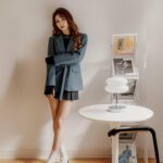 Yi-Ruei Chen Instagram - www.housefun.com.tw 撰文:克里歐 攝影:張季禹 部分圖片提供:YURI 陳怡叡 服裝提供: @majeparis 名人會客室 | Celebrity Makeup &hair : @dora_lin_siyun @prettycool_makeup 八年前Yuri還只是一名懷抱舞台夢想的北漂女孩，住在月租六千元的頂加套房，四年前看好青埔未來的發展潛力，買下了人生的第一間房。 在嘉義長大的YURI，起初搬到地狹人稠的台北時，寸土寸金的居住環境對她來說很不能適應，「我到台北租的第一間房在景美，是一棟老公寓的頂樓加蓋套房，八坪的空間月租六千元，比起我在高雄念書時在外租屋，一個月僅三千五元租金，而且不是頂樓加蓋的套房還要小，我當下真的被台北的租屋行情嚇到。」 #關於Yuri的租屋史 因緣際會下接觸到平面拍攝的工作，成為她踏入演藝圈的契機。「我小時候有個夢想是成為電視上站在舞台上的明星，跟這些漂亮姊姊一樣厲害，爸媽覺得我在作夢。因為很喜歡跳舞，我在讀書之餘加入熱舞社，只是沒想過真的有那麼一天，會因為跳舞讓我離夢想這麼接近。」 簽了演藝經紀約後，YURI轉學考考到台北世新大學，開啟她的台北租屋人生，從景美、萬隆，到古亭、中山，都有她的居住足跡。 因為租金考量，YURI最初多半選擇屋齡三、四十年以上的老公寓，「住在景美頂加套房的時候，發現台北多雨，下雨聲吵得我幾乎睡不著」「老公寓爬樓梯要爬六樓，收大包裹或搬運物品時真的很累。」不過，讓YURI困擾的地方在於老公寓的管線老舊，「我很常遇到剛入住的時候水管暢通，但是住久了就會出現水管、馬桶阻塞或牆壁漏水的狀況。」 YURI回想自己遇到最恐怖的租屋史，是遇到房東會透過公共監視器掌握住客行蹤，「有時候我工作很晚回家，開熱水器洗澡，隔天房東傳簡訊提醒我不要太晚洗澡，會吵到其他人休息;還有一次我沒回家，房東也知道。這對我來說真的很沒隱私。」不過，她也住過很舒適的房子，在民權西路站附近，「早餐店、超商就在樓下，而且房東可以接受我養貓，但是租了一年之後，房東想把房子賣掉，我也被迫搬走，真的覺得很可惜。」 #太想賺錢拚命打工 以社會新鮮人年紀，就有能力買下人生第一間房，YURI說，一切都是自己太想賺錢的緣故，「因為爸爸媽媽都從事服務業，小時候家境不算寬裕，因此我很不喜歡向家人要錢，減少家人追問很多我花錢的細節。為了減輕家人的經濟負擔，我開始利用課餘時間打工，補貼我的生活開銷。」 YURI打工經驗百百種，曾在服飾店賣衣服，也在旗山附近的雞排店剪過雞排、夜市賣粉圓….等等，後來到雄獅旅行社實習，也不甘願週休二日，利用週末時間到百貨公司發傳單，幸運遇到商業平面拍攝的工作機會，進而從平面拍攝到廣告拍攝，一點一滴累積財富，終於存到人生第一桶金。 #謹記媽媽的理財經累積第一桶金 「出社會後，媽媽教育我，不要把錢存在銀行裡，會越來越不值錢，最好可以買房地產，一定不會貶值，把繳房貸當存錢，又有自己的家，沒有後顧之憂。」YURI養成儲蓄的習慣，也謹記媽媽的理財經。 #自認宅女聚會少物欲低 二十幾歲的YURI可以買下人生第一間房，她認為和自己生活習慣有很大的關係:「我的物欲很低，不太會亂買東西;而且我很宅，減少許多不必要的聚會花費;而我必須進行體重管理，伙食費也不算太高。」加上從小養成儲蓄的習慣，到後來研究更多元的投資理財工具，讓她在累積財富上，慢慢有感受到錢滾錢的成就感。 #從租屋經驗統整購屋需求 巨蟹座的YURI覺得待在家裡最有安全感，喜歡宅在家，對於住家的需求不能太小。過去豐富的租屋經驗，讓YURI在買房子時更明確了解自己的需求。 四年前，YURI在青埔觀察到Xpark開幕和OUTLET帶動桃園高鐵站周邊房價，而機捷A19站附近的環球購物中心即將開幕，再加上有樂天桃園棒球場帶來觀賽人潮，她認為擁有捷運跟高鐵的青埔會有好的發展，適合在這裡投資兼自住，而且要趕在環球開幕之前買，未來有機會增值。於是她心一狠，將手邊的資金籌出頭期款，買了一棟總價一千五百萬的房子。 #出租青埔新房改在台北租屋 在青埔買了第一間房，雖然住得舒適，但YURI大部分還是得往台北工作。高鐵機捷雖然方便，然而計算了與妹妹兩人的交通費和通勤時間成本，她決定把青埔的房子出租補貼房貸，與妹妹在台北租屋。 由於在台北租屋的租金連年翻漲，促使YURI計畫在雙北買房的可能性。除了南港、內湖之外，她也陸續看了三重、板橋、新店重劃區的建案，並鎖定屋齡十年內的房子。她盤點了手邊的資金，也研究青埔周邊的實價登錄，交易價格上看一坪六十萬元，「如果可以以房換房，青埔談到好價格，加上手邊的資金，在雙北置產應該不成問題。」 以上！完整版字數太多這裡放不下！所以擷取採訪文章稍做修改分享！買房對當時的我來說，真的需要勇氣與衝動，回頭看，真的好謝謝當時力推我買下去的朋友！根本是我的大貴人！因為當時勇敢的上車，現在才有更好的能力去選擇更適合自己的房子。不管租屋或買房，希望大家都可以找到喜歡、適合又舒適的好房子！ 你要有做夢的勇氣， 也要有去實踐的行動力。 然後報告一個好消息～我又買房啦！❤️ 歡迎各大冷氣、3c、傢俱、床墊廠商找我合作🥹 戶頭已空空的我，望各路廠商哥哥姊姊闆闆發爆我工作。 我願意做牛做馬累成狗🫶
