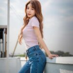 Yi-Ruei Chen Instagram - www.housefun.com.tw 撰文:克里歐 攝影:張季禹 部分圖片提供:YURI 陳怡叡 服裝提供: @majeparis 名人會客室 | Celebrity Makeup &hair : @dora_lin_siyun @prettycool_makeup 八年前Yuri還只是一名懷抱舞台夢想的北漂女孩，住在月租六千元的頂加套房，四年前看好青埔未來的發展潛力，買下了人生的第一間房。 在嘉義長大的YURI，起初搬到地狹人稠的台北時，寸土寸金的居住環境對她來說很不能適應，「我到台北租的第一間房在景美，是一棟老公寓的頂樓加蓋套房，八坪的空間月租六千元，比起我在高雄念書時在外租屋，一個月僅三千五元租金，而且不是頂樓加蓋的套房還要小，我當下真的被台北的租屋行情嚇到。」 #關於Yuri的租屋史 因緣際會下接觸到平面拍攝的工作，成為她踏入演藝圈的契機。「我小時候有個夢想是成為電視上站在舞台上的明星，跟這些漂亮姊姊一樣厲害，爸媽覺得我在作夢。因為很喜歡跳舞，我在讀書之餘加入熱舞社，只是沒想過真的有那麼一天，會因為跳舞讓我離夢想這麼接近。」 簽了演藝經紀約後，YURI轉學考考到台北世新大學，開啟她的台北租屋人生，從景美、萬隆，到古亭、中山，都有她的居住足跡。 因為租金考量，YURI最初多半選擇屋齡三、四十年以上的老公寓，「住在景美頂加套房的時候，發現台北多雨，下雨聲吵得我幾乎睡不著」「老公寓爬樓梯要爬六樓，收大包裹或搬運物品時真的很累。」不過，讓YURI困擾的地方在於老公寓的管線老舊，「我很常遇到剛入住的時候水管暢通，但是住久了就會出現水管、馬桶阻塞或牆壁漏水的狀況。」 YURI回想自己遇到最恐怖的租屋史，是遇到房東會透過公共監視器掌握住客行蹤，「有時候我工作很晚回家，開熱水器洗澡，隔天房東傳簡訊提醒我不要太晚洗澡，會吵到其他人休息;還有一次我沒回家，房東也知道。這對我來說真的很沒隱私。」不過，她也住過很舒適的房子，在民權西路站附近，「早餐店、超商就在樓下，而且房東可以接受我養貓，但是租了一年之後，房東想把房子賣掉，我也被迫搬走，真的覺得很可惜。」 #太想賺錢拚命打工 以社會新鮮人年紀，就有能力買下人生第一間房，YURI說，一切都是自己太想賺錢的緣故，「因為爸爸媽媽都從事服務業，小時候家境不算寬裕，因此我很不喜歡向家人要錢，減少家人追問很多我花錢的細節。為了減輕家人的經濟負擔，我開始利用課餘時間打工，補貼我的生活開銷。」 YURI打工經驗百百種，曾在服飾店賣衣服，也在旗山附近的雞排店剪過雞排、夜市賣粉圓….等等，後來到雄獅旅行社實習，也不甘願週休二日，利用週末時間到百貨公司發傳單，幸運遇到商業平面拍攝的工作機會，進而從平面拍攝到廣告拍攝，一點一滴累積財富，終於存到人生第一桶金。 #謹記媽媽的理財經累積第一桶金 「出社會後，媽媽教育我，不要把錢存在銀行裡，會越來越不值錢，最好可以買房地產，一定不會貶值，把繳房貸當存錢，又有自己的家，沒有後顧之憂。」YURI養成儲蓄的習慣，也謹記媽媽的理財經。 #自認宅女聚會少物欲低 二十幾歲的YURI可以買下人生第一間房，她認為和自己生活習慣有很大的關係:「我的物欲很低，不太會亂買東西;而且我很宅，減少許多不必要的聚會花費;而我必須進行體重管理，伙食費也不算太高。」加上從小養成儲蓄的習慣，到後來研究更多元的投資理財工具，讓她在累積財富上，慢慢有感受到錢滾錢的成就感。 #從租屋經驗統整購屋需求 巨蟹座的YURI覺得待在家裡最有安全感，喜歡宅在家，對於住家的需求不能太小。過去豐富的租屋經驗，讓YURI在買房子時更明確了解自己的需求。 四年前，YURI在青埔觀察到Xpark開幕和OUTLET帶動桃園高鐵站周邊房價，而機捷A19站附近的環球購物中心即將開幕，再加上有樂天桃園棒球場帶來觀賽人潮，她認為擁有捷運跟高鐵的青埔會有好的發展，適合在這裡投資兼自住，而且要趕在環球開幕之前買，未來有機會增值。於是她心一狠，將手邊的資金籌出頭期款，買了一棟總價一千五百萬的房子。 #出租青埔新房改在台北租屋 在青埔買了第一間房，雖然住得舒適，但YURI大部分還是得往台北工作。高鐵機捷雖然方便，然而計算了與妹妹兩人的交通費和通勤時間成本，她決定把青埔的房子出租補貼房貸，與妹妹在台北租屋。 由於在台北租屋的租金連年翻漲，促使YURI計畫在雙北買房的可能性。除了南港、內湖之外，她也陸續看了三重、板橋、新店重劃區的建案，並鎖定屋齡十年內的房子。她盤點了手邊的資金，也研究青埔周邊的實價登錄，交易價格上看一坪六十萬元，「如果可以以房換房，青埔談到好價格，加上手邊的資金，在雙北置產應該不成問題。」 以上！完整版字數太多這裡放不下！所以擷取採訪文章稍做修改分享！買房對當時的我來說，真的需要勇氣與衝動，回頭看，真的好謝謝當時力推我買下去的朋友！根本是我的大貴人！因為當時勇敢的上車，現在才有更好的能力去選擇更適合自己的房子。不管租屋或買房，希望大家都可以找到喜歡、適合又舒適的好房子！ 你要有做夢的勇氣， 也要有去實踐的行動力。 然後報告一個好消息～我又買房啦！❤️ 歡迎各大冷氣、3c、傢俱、床墊廠商找我合作🥹 戶頭已空空的我，望各路廠商哥哥姊姊闆闆發爆我工作。 我願意做牛做馬累成狗🫶