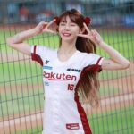 Yi-Ruei Chen Instagram - 這是一杯波哥、一碗小茂屋鍋燒意麵加辣🌶️ 這裡是我還是一顆小豆苗時，慢慢成長的地方🌱 在我一點都不起眼時，你們把我當成寶藏， 細心呵護、支持，陪伴我成長茁壯！ 謝謝 @endooooooooo 當時願意種下這顆種子 讓我有機會發光發熱， 一直感激在心❤️ 坐在場邊的時候，望著對面橘色團結的應援海， 聽見那既熟悉又遙遠的音樂聲， 回想著跟大家一起擁有的點點滴滴， 依舊熱切感動。 當初沒有機會跟大家好好道別， 沒想過會有這麼一天， 能再站上台南棒球場的看台應援✨ 看見好久不見的老屁股、難得相見的獅迷們 穿著獅隊球衣舉我的毛巾為我應援！😭🥹 太太太溫暖～～～就跟台南的太陽一樣🌞 謝謝來看我們、幫我們加油的大家🫶 2024.4.16、17是樂天桃猿第一次在台南的主場球賽， 這是第一次，也可能是最後一次， 這兩天的回憶真的很珍貴， 會放在我心裡一輩子✨ 因為有了10號隊友遠道而來一起加油、 傑哥跟應援團奮力的打鼓，抗著我們的氣勢 雖然沒有贏，但是路很長，還沒有輸， 我們一定要更團結💪再接再厲 繼續突破，再戰起來！ 主場見🐒⚾️❤️‍🔥