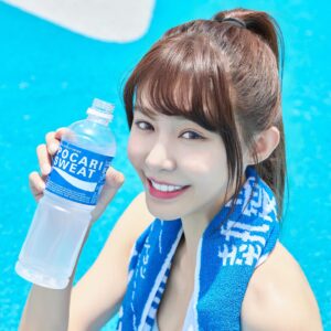 Yi-Ruei Chen Instagram - 📢Yoooo！夏天又有新挑戰，今年我將擔任2024寶礦力路跑大使💪
第六屆寶礦力路跑POCARI SWEAT RUN將於10/5開跑啦！
📅報名時間：5/20~8/9
🔗 報名網址：https://reurl.cc/MO0774

繼上次挑戰了福島的5K路跑後，這次我要跟大家一起挑戰4K💪有沒有人要報名跟我一起跑的呀！？🤩
🏃🏻今年一樣有分『實體 線上』兩種跑法，4K/10K/21K三種組別自由選擇：實體在大佳河濱公園舉辦，線上則自選場地/路線，並在指定時間內完賽。

這是我第一次以大使身份參加的路跑，興奮又緊張之餘，也要開始訓練了！
炎炎夏日要來了，補充水分及電解質是必要的。幸好有寶礦力水得陪我，給我專業級的補水力。寶礦力是各大馬拉松賽事的補給站飲料，成分接近人體水分，補水效果又好又快，真的解身體的渴💧

今年寶礦力路跑的主題是【六年祭】，報名就送超值又好看的物資：紀念T恤🎽、折疊環保杯🥤、運動踝襪🧦、帆布包、運動方巾，以及GASTBY抗菌溼紙巾、撒隆巴斯舒緩小禮、摩曼頓優惠卷、SOYJOY大豆營養棒、MATCH瑪綺機能氣泡飲等好禮。今年還有特別的客製獎牌🏅，除了能刻指定姓名外，五人還能湊成完整拼圖🧩比賽當天也會有各種表演和拍照區，重現熱鬧祭典氛圍，一定要一起來感受🥳有太鼓及阿波舞，當然還有我！為你應援💪

🌎特別提醒！今年的寶礦力路跑友善愛地球，改以環保杯方式進行補給，當天一定要記得攜帶💙寶礦力環保杯💙，才能盡情享受現場無限量供應的寶礦力補給呦！

這次為了讓跑友能更安心參賽，寶礦力還推出4K、10K的『賽前訓練營』，讓好運跑班專業教練陪你一起練習，新手也不用怕！活動當天也邀請Nike Run Club的專業配速團隊、Nike Training Club教練 我🤩和你一起暖身及收操。21K跑友完賽，現場有機會體驗壓王運動按摩，為你解放身體痠痛，舒緩肌肉筋膜！

賽後還有豪華抽獎，有機會得到Apple Watch Series 9、Air Pods Pro 2、3M 升級版防蟎涼夏被、柏克金燒肉屋日本和牛F1雙人套餐、樂扣樂扣微笑騎士不鏽鋼隨行杯、NIKE後背包、Line points 500點等🤤

 💙🩵大家快點下報名網址，10/5一起和我參加最藍、最歡樂又專業的寶礦力路跑🏃🌞
今年一起熱血一夏吧💦

@pocarisweat_tw

#寶礦力路跑 #PocariSweatRun #六年祭
#寶礦力水得 #每滴汗都挺熱血的