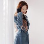 Yi-Ruei Chen Instagram - www.housefun.com.tw 撰文:克里歐 攝影:張季禹 部分圖片提供:YURI 陳怡叡 服裝提供: @majeparis 名人會客室 | Celebrity Makeup &hair : @dora_lin_siyun @prettycool_makeup 八年前Yuri還只是一名懷抱舞台夢想的北漂女孩，住在月租六千元的頂加套房，四年前看好青埔未來的發展潛力，買下了人生的第一間房。 在嘉義長大的YURI，起初搬到地狹人稠的台北時，寸土寸金的居住環境對她來說很不能適應，「我到台北租的第一間房在景美，是一棟老公寓的頂樓加蓋套房，八坪的空間月租六千元，比起我在高雄念書時在外租屋，一個月僅三千五元租金，而且不是頂樓加蓋的套房還要小，我當下真的被台北的租屋行情嚇到。」 #關於Yuri的租屋史 因緣際會下接觸到平面拍攝的工作，成為她踏入演藝圈的契機。「我小時候有個夢想是成為電視上站在舞台上的明星，跟這些漂亮姊姊一樣厲害，爸媽覺得我在作夢。因為很喜歡跳舞，我在讀書之餘加入熱舞社，只是沒想過真的有那麼一天，會因為跳舞讓我離夢想這麼接近。」 簽了演藝經紀約後，YURI轉學考考到台北世新大學，開啟她的台北租屋人生，從景美、萬隆，到古亭、中山，都有她的居住足跡。 因為租金考量，YURI最初多半選擇屋齡三、四十年以上的老公寓，「住在景美頂加套房的時候，發現台北多雨，下雨聲吵得我幾乎睡不著」「老公寓爬樓梯要爬六樓，收大包裹或搬運物品時真的很累。」不過，讓YURI困擾的地方在於老公寓的管線老舊，「我很常遇到剛入住的時候水管暢通，但是住久了就會出現水管、馬桶阻塞或牆壁漏水的狀況。」 YURI回想自己遇到最恐怖的租屋史，是遇到房東會透過公共監視器掌握住客行蹤，「有時候我工作很晚回家，開熱水器洗澡，隔天房東傳簡訊提醒我不要太晚洗澡，會吵到其他人休息;還有一次我沒回家，房東也知道。這對我來說真的很沒隱私。」不過，她也住過很舒適的房子，在民權西路站附近，「早餐店、超商就在樓下，而且房東可以接受我養貓，但是租了一年之後，房東想把房子賣掉，我也被迫搬走，真的覺得很可惜。」 #太想賺錢拚命打工 以社會新鮮人年紀，就有能力買下人生第一間房，YURI說，一切都是自己太想賺錢的緣故，「因為爸爸媽媽都從事服務業，小時候家境不算寬裕，因此我很不喜歡向家人要錢，減少家人追問很多我花錢的細節。為了減輕家人的經濟負擔，我開始利用課餘時間打工，補貼我的生活開銷。」 YURI打工經驗百百種，曾在服飾店賣衣服，也在旗山附近的雞排店剪過雞排、夜市賣粉圓….等等，後來到雄獅旅行社實習，也不甘願週休二日，利用週末時間到百貨公司發傳單，幸運遇到商業平面拍攝的工作機會，進而從平面拍攝到廣告拍攝，一點一滴累積財富，終於存到人生第一桶金。 #謹記媽媽的理財經累積第一桶金 「出社會後，媽媽教育我，不要把錢存在銀行裡，會越來越不值錢，最好可以買房地產，一定不會貶值，把繳房貸當存錢，又有自己的家，沒有後顧之憂。」YURI養成儲蓄的習慣，也謹記媽媽的理財經。 #自認宅女聚會少物欲低 二十幾歲的YURI可以買下人生第一間房，她認為和自己生活習慣有很大的關係:「我的物欲很低，不太會亂買東西;而且我很宅，減少許多不必要的聚會花費;而我必須進行體重管理，伙食費也不算太高。」加上從小養成儲蓄的習慣，到後來研究更多元的投資理財工具，讓她在累積財富上，慢慢有感受到錢滾錢的成就感。 #從租屋經驗統整購屋需求 巨蟹座的YURI覺得待在家裡最有安全感，喜歡宅在家，對於住家的需求不能太小。過去豐富的租屋經驗，讓YURI在買房子時更明確了解自己的需求。 四年前，YURI在青埔觀察到Xpark開幕和OUTLET帶動桃園高鐵站周邊房價，而機捷A19站附近的環球購物中心即將開幕，再加上有樂天桃園棒球場帶來觀賽人潮，她認為擁有捷運跟高鐵的青埔會有好的發展，適合在這裡投資兼自住，而且要趕在環球開幕之前買，未來有機會增值。於是她心一狠，將手邊的資金籌出頭期款，買了一棟總價一千五百萬的房子。 #出租青埔新房改在台北租屋 在青埔買了第一間房，雖然住得舒適，但YURI大部分還是得往台北工作。高鐵機捷雖然方便，然而計算了與妹妹兩人的交通費和通勤時間成本，她決定把青埔的房子出租補貼房貸，與妹妹在台北租屋。 由於在台北租屋的租金連年翻漲，促使YURI計畫在雙北買房的可能性。除了南港、內湖之外，她也陸續看了三重、板橋、新店重劃區的建案，並鎖定屋齡十年內的房子。她盤點了手邊的資金，也研究青埔周邊的實價登錄，交易價格上看一坪六十萬元，「如果可以以房換房，青埔談到好價格，加上手邊的資金，在雙北置產應該不成問題。」 以上！完整版字數太多這裡放不下！所以擷取採訪文章稍做修改分享！買房對當時的我來說，真的需要勇氣與衝動，回頭看，真的好謝謝當時力推我買下去的朋友！根本是我的大貴人！因為當時勇敢的上車，現在才有更好的能力去選擇更適合自己的房子。不管租屋或買房，希望大家都可以找到喜歡、適合又舒適的好房子！ 你要有做夢的勇氣， 也要有去實踐的行動力。 然後報告一個好消息～我又買房啦！❤️ 歡迎各大冷氣、3c、傢俱、床墊廠商找我合作🥹 戶頭已空空的我，望各路廠商哥哥姊姊闆闆發爆我工作。 我願意做牛做馬累成狗🫶