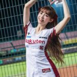 Yi-Ruei Chen Instagram - 這是一杯波哥、一碗小茂屋鍋燒意麵加辣🌶️ 這裡是我還是一顆小豆苗時，慢慢成長的地方🌱 在我一點都不起眼時，你們把我當成寶藏， 細心呵護、支持，陪伴我成長茁壯！ 謝謝 @endooooooooo 當時願意種下這顆種子 讓我有機會發光發熱， 一直感激在心❤️ 坐在場邊的時候，望著對面橘色團結的應援海， 聽見那既熟悉又遙遠的音樂聲， 回想著跟大家一起擁有的點點滴滴， 依舊熱切感動。 當初沒有機會跟大家好好道別， 沒想過會有這麼一天， 能再站上台南棒球場的看台應援✨ 看見好久不見的老屁股、難得相見的獅迷們 穿著獅隊球衣舉我的毛巾為我應援！😭🥹 太太太溫暖～～～就跟台南的太陽一樣🌞 謝謝來看我們、幫我們加油的大家🫶 2024.4.16、17是樂天桃猿第一次在台南的主場球賽， 這是第一次，也可能是最後一次， 這兩天的回憶真的很珍貴， 會放在我心裡一輩子✨ 因為有了10號隊友遠道而來一起加油、 傑哥跟應援團奮力的打鼓，抗著我們的氣勢 雖然沒有贏，但是路很長，還沒有輸， 我們一定要更團結💪再接再厲 繼續突破，再戰起來！ 主場見🐒⚾️❤️‍🔥