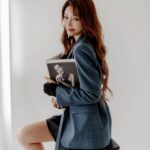 Yi-Ruei Chen Instagram - www.housefun.com.tw 撰文:克里歐 攝影:張季禹 部分圖片提供:YURI 陳怡叡 服裝提供: @majeparis 名人會客室 | Celebrity Makeup &hair : @dora_lin_siyun @prettycool_makeup 八年前Yuri還只是一名懷抱舞台夢想的北漂女孩，住在月租六千元的頂加套房，四年前看好青埔未來的發展潛力，買下了人生的第一間房。 在嘉義長大的YURI，起初搬到地狹人稠的台北時，寸土寸金的居住環境對她來說很不能適應，「我到台北租的第一間房在景美，是一棟老公寓的頂樓加蓋套房，八坪的空間月租六千元，比起我在高雄念書時在外租屋，一個月僅三千五元租金，而且不是頂樓加蓋的套房還要小，我當下真的被台北的租屋行情嚇到。」 #關於Yuri的租屋史 因緣際會下接觸到平面拍攝的工作，成為她踏入演藝圈的契機。「我小時候有個夢想是成為電視上站在舞台上的明星，跟這些漂亮姊姊一樣厲害，爸媽覺得我在作夢。因為很喜歡跳舞，我在讀書之餘加入熱舞社，只是沒想過真的有那麼一天，會因為跳舞讓我離夢想這麼接近。」 簽了演藝經紀約後，YURI轉學考考到台北世新大學，開啟她的台北租屋人生，從景美、萬隆，到古亭、中山，都有她的居住足跡。 因為租金考量，YURI最初多半選擇屋齡三、四十年以上的老公寓，「住在景美頂加套房的時候，發現台北多雨，下雨聲吵得我幾乎睡不著」「老公寓爬樓梯要爬六樓，收大包裹或搬運物品時真的很累。」不過，讓YURI困擾的地方在於老公寓的管線老舊，「我很常遇到剛入住的時候水管暢通，但是住久了就會出現水管、馬桶阻塞或牆壁漏水的狀況。」 YURI回想自己遇到最恐怖的租屋史，是遇到房東會透過公共監視器掌握住客行蹤，「有時候我工作很晚回家，開熱水器洗澡，隔天房東傳簡訊提醒我不要太晚洗澡，會吵到其他人休息;還有一次我沒回家，房東也知道。這對我來說真的很沒隱私。」不過，她也住過很舒適的房子，在民權西路站附近，「早餐店、超商就在樓下，而且房東可以接受我養貓，但是租了一年之後，房東想把房子賣掉，我也被迫搬走，真的覺得很可惜。」 #太想賺錢拚命打工 以社會新鮮人年紀，就有能力買下人生第一間房，YURI說，一切都是自己太想賺錢的緣故，「因為爸爸媽媽都從事服務業，小時候家境不算寬裕，因此我很不喜歡向家人要錢，減少家人追問很多我花錢的細節。為了減輕家人的經濟負擔，我開始利用課餘時間打工，補貼我的生活開銷。」 YURI打工經驗百百種，曾在服飾店賣衣服，也在旗山附近的雞排店剪過雞排、夜市賣粉圓….等等，後來到雄獅旅行社實習，也不甘願週休二日，利用週末時間到百貨公司發傳單，幸運遇到商業平面拍攝的工作機會，進而從平面拍攝到廣告拍攝，一點一滴累積財富，終於存到人生第一桶金。 #謹記媽媽的理財經累積第一桶金 「出社會後，媽媽教育我，不要把錢存在銀行裡，會越來越不值錢，最好可以買房地產，一定不會貶值，把繳房貸當存錢，又有自己的家，沒有後顧之憂。」YURI養成儲蓄的習慣，也謹記媽媽的理財經。 #自認宅女聚會少物欲低 二十幾歲的YURI可以買下人生第一間房，她認為和自己生活習慣有很大的關係:「我的物欲很低，不太會亂買東西;而且我很宅，減少許多不必要的聚會花費;而我必須進行體重管理，伙食費也不算太高。」加上從小養成儲蓄的習慣，到後來研究更多元的投資理財工具，讓她在累積財富上，慢慢有感受到錢滾錢的成就感。 #從租屋經驗統整購屋需求 巨蟹座的YURI覺得待在家裡最有安全感，喜歡宅在家，對於住家的需求不能太小。過去豐富的租屋經驗，讓YURI在買房子時更明確了解自己的需求。 四年前，YURI在青埔觀察到Xpark開幕和OUTLET帶動桃園高鐵站周邊房價，而機捷A19站附近的環球購物中心即將開幕，再加上有樂天桃園棒球場帶來觀賽人潮，她認為擁有捷運跟高鐵的青埔會有好的發展，適合在這裡投資兼自住，而且要趕在環球開幕之前買，未來有機會增值。於是她心一狠，將手邊的資金籌出頭期款，買了一棟總價一千五百萬的房子。 #出租青埔新房改在台北租屋 在青埔買了第一間房，雖然住得舒適，但YURI大部分還是得往台北工作。高鐵機捷雖然方便，然而計算了與妹妹兩人的交通費和通勤時間成本，她決定把青埔的房子出租補貼房貸，與妹妹在台北租屋。 由於在台北租屋的租金連年翻漲，促使YURI計畫在雙北買房的可能性。除了南港、內湖之外，她也陸續看了三重、板橋、新店重劃區的建案，並鎖定屋齡十年內的房子。她盤點了手邊的資金，也研究青埔周邊的實價登錄，交易價格上看一坪六十萬元，「如果可以以房換房，青埔談到好價格，加上手邊的資金，在雙北置產應該不成問題。」 以上！完整版字數太多這裡放不下！所以擷取採訪文章稍做修改分享！買房對當時的我來說，真的需要勇氣與衝動，回頭看，真的好謝謝當時力推我買下去的朋友！根本是我的大貴人！因為當時勇敢的上車，現在才有更好的能力去選擇更適合自己的房子。不管租屋或買房，希望大家都可以找到喜歡、適合又舒適的好房子！ 你要有做夢的勇氣， 也要有去實踐的行動力。 然後報告一個好消息～我又買房啦！❤️ 歡迎各大冷氣、3c、傢俱、床墊廠商找我合作🥹 戶頭已空空的我，望各路廠商哥哥姊姊闆闆發爆我工作。 我願意做牛做馬累成狗🫶