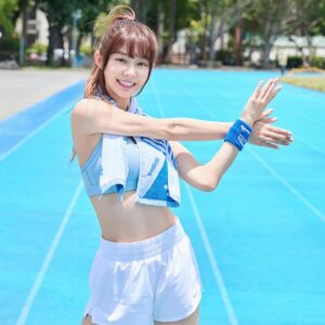 Yi-Ruei Chen Instagram - 📢Yoooo！夏天又有新挑戰，今年我將擔任2024寶礦力路跑大使💪
第六屆寶礦力路跑POCARI SWEAT RUN將於10/5開跑啦！
📅報名時間：5/20~8/9
🔗 報名網址：https://reurl.cc/MO0774

繼上次挑戰了福島的5K路跑後，這次我要跟大家一起挑戰4K💪有沒有人要報名跟我一起跑的呀！？🤩
🏃🏻今年一樣有分『實體 線上』兩種跑法，4K/10K/21K三種組別自由選擇：實體在大佳河濱公園舉辦，線上則自選場地/路線，並在指定時間內完賽。

這是我第一次以大使身份參加的路跑，興奮又緊張之餘，也要開始訓練了！
炎炎夏日要來了，補充水分及電解質是必要的。幸好有寶礦力水得陪我，給我專業級的補水力。寶礦力是各大馬拉松賽事的補給站飲料，成分接近人體水分，補水效果又好又快，真的解身體的渴💧

今年寶礦力路跑的主題是【六年祭】，報名就送超值又好看的物資：紀念T恤🎽、折疊環保杯🥤、運動踝襪🧦、帆布包、運動方巾，以及GASTBY抗菌溼紙巾、撒隆巴斯舒緩小禮、摩曼頓優惠卷、SOYJOY大豆營養棒、MATCH瑪綺機能氣泡飲等好禮。今年還有特別的客製獎牌🏅，除了能刻指定姓名外，五人還能湊成完整拼圖🧩比賽當天也會有各種表演和拍照區，重現熱鬧祭典氛圍，一定要一起來感受🥳有太鼓及阿波舞，當然還有我！為你應援💪

🌎特別提醒！今年的寶礦力路跑友善愛地球，改以環保杯方式進行補給，當天一定要記得攜帶💙寶礦力環保杯💙，才能盡情享受現場無限量供應的寶礦力補給呦！

這次為了讓跑友能更安心參賽，寶礦力還推出4K、10K的『賽前訓練營』，讓好運跑班專業教練陪你一起練習，新手也不用怕！活動當天也邀請Nike Run Club的專業配速團隊、Nike Training Club教練 我🤩和你一起暖身及收操。21K跑友完賽，現場有機會體驗壓王運動按摩，為你解放身體痠痛，舒緩肌肉筋膜！

賽後還有豪華抽獎，有機會得到Apple Watch Series 9、Air Pods Pro 2、3M 升級版防蟎涼夏被、柏克金燒肉屋日本和牛F1雙人套餐、樂扣樂扣微笑騎士不鏽鋼隨行杯、NIKE後背包、Line points 500點等🤤

 💙🩵大家快點下報名網址，10/5一起和我參加最藍、最歡樂又專業的寶礦力路跑🏃🌞
今年一起熱血一夏吧💦

@pocarisweat_tw

#寶礦力路跑 #PocariSweatRun #六年祭
#寶礦力水得 #每滴汗都挺熱血的