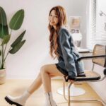 Yi-Ruei Chen Instagram - www.housefun.com.tw 撰文:克里歐 攝影:張季禹 部分圖片提供:YURI 陳怡叡 服裝提供: @majeparis 名人會客室 | Celebrity Makeup &hair : @dora_lin_siyun @prettycool_makeup 八年前Yuri還只是一名懷抱舞台夢想的北漂女孩，住在月租六千元的頂加套房，四年前看好青埔未來的發展潛力，買下了人生的第一間房。 在嘉義長大的YURI，起初搬到地狹人稠的台北時，寸土寸金的居住環境對她來說很不能適應，「我到台北租的第一間房在景美，是一棟老公寓的頂樓加蓋套房，八坪的空間月租六千元，比起我在高雄念書時在外租屋，一個月僅三千五元租金，而且不是頂樓加蓋的套房還要小，我當下真的被台北的租屋行情嚇到。」 #關於Yuri的租屋史 因緣際會下接觸到平面拍攝的工作，成為她踏入演藝圈的契機。「我小時候有個夢想是成為電視上站在舞台上的明星，跟這些漂亮姊姊一樣厲害，爸媽覺得我在作夢。因為很喜歡跳舞，我在讀書之餘加入熱舞社，只是沒想過真的有那麼一天，會因為跳舞讓我離夢想這麼接近。」 簽了演藝經紀約後，YURI轉學考考到台北世新大學，開啟她的台北租屋人生，從景美、萬隆，到古亭、中山，都有她的居住足跡。 因為租金考量，YURI最初多半選擇屋齡三、四十年以上的老公寓，「住在景美頂加套房的時候，發現台北多雨，下雨聲吵得我幾乎睡不著」「老公寓爬樓梯要爬六樓，收大包裹或搬運物品時真的很累。」不過，讓YURI困擾的地方在於老公寓的管線老舊，「我很常遇到剛入住的時候水管暢通，但是住久了就會出現水管、馬桶阻塞或牆壁漏水的狀況。」 YURI回想自己遇到最恐怖的租屋史，是遇到房東會透過公共監視器掌握住客行蹤，「有時候我工作很晚回家，開熱水器洗澡，隔天房東傳簡訊提醒我不要太晚洗澡，會吵到其他人休息;還有一次我沒回家，房東也知道。這對我來說真的很沒隱私。」不過，她也住過很舒適的房子，在民權西路站附近，「早餐店、超商就在樓下，而且房東可以接受我養貓，但是租了一年之後，房東想把房子賣掉，我也被迫搬走，真的覺得很可惜。」 #太想賺錢拚命打工 以社會新鮮人年紀，就有能力買下人生第一間房，YURI說，一切都是自己太想賺錢的緣故，「因為爸爸媽媽都從事服務業，小時候家境不算寬裕，因此我很不喜歡向家人要錢，減少家人追問很多我花錢的細節。為了減輕家人的經濟負擔，我開始利用課餘時間打工，補貼我的生活開銷。」 YURI打工經驗百百種，曾在服飾店賣衣服，也在旗山附近的雞排店剪過雞排、夜市賣粉圓….等等，後來到雄獅旅行社實習，也不甘願週休二日，利用週末時間到百貨公司發傳單，幸運遇到商業平面拍攝的工作機會，進而從平面拍攝到廣告拍攝，一點一滴累積財富，終於存到人生第一桶金。 #謹記媽媽的理財經累積第一桶金 「出社會後，媽媽教育我，不要把錢存在銀行裡，會越來越不值錢，最好可以買房地產，一定不會貶值，把繳房貸當存錢，又有自己的家，沒有後顧之憂。」YURI養成儲蓄的習慣，也謹記媽媽的理財經。 #自認宅女聚會少物欲低 二十幾歲的YURI可以買下人生第一間房，她認為和自己生活習慣有很大的關係:「我的物欲很低，不太會亂買東西;而且我很宅，減少許多不必要的聚會花費;而我必須進行體重管理，伙食費也不算太高。」加上從小養成儲蓄的習慣，到後來研究更多元的投資理財工具，讓她在累積財富上，慢慢有感受到錢滾錢的成就感。 #從租屋經驗統整購屋需求 巨蟹座的YURI覺得待在家裡最有安全感，喜歡宅在家，對於住家的需求不能太小。過去豐富的租屋經驗，讓YURI在買房子時更明確了解自己的需求。 四年前，YURI在青埔觀察到Xpark開幕和OUTLET帶動桃園高鐵站周邊房價，而機捷A19站附近的環球購物中心即將開幕，再加上有樂天桃園棒球場帶來觀賽人潮，她認為擁有捷運跟高鐵的青埔會有好的發展，適合在這裡投資兼自住，而且要趕在環球開幕之前買，未來有機會增值。於是她心一狠，將手邊的資金籌出頭期款，買了一棟總價一千五百萬的房子。 #出租青埔新房改在台北租屋 在青埔買了第一間房，雖然住得舒適，但YURI大部分還是得往台北工作。高鐵機捷雖然方便，然而計算了與妹妹兩人的交通費和通勤時間成本，她決定把青埔的房子出租補貼房貸，與妹妹在台北租屋。 由於在台北租屋的租金連年翻漲，促使YURI計畫在雙北買房的可能性。除了南港、內湖之外，她也陸續看了三重、板橋、新店重劃區的建案，並鎖定屋齡十年內的房子。她盤點了手邊的資金，也研究青埔周邊的實價登錄，交易價格上看一坪六十萬元，「如果可以以房換房，青埔談到好價格，加上手邊的資金，在雙北置產應該不成問題。」 以上！完整版字數太多這裡放不下！所以擷取採訪文章稍做修改分享！買房對當時的我來說，真的需要勇氣與衝動，回頭看，真的好謝謝當時力推我買下去的朋友！根本是我的大貴人！因為當時勇敢的上車，現在才有更好的能力去選擇更適合自己的房子。不管租屋或買房，希望大家都可以找到喜歡、適合又舒適的好房子！ 你要有做夢的勇氣， 也要有去實踐的行動力。 然後報告一個好消息～我又買房啦！❤️ 歡迎各大冷氣、3c、傢俱、床墊廠商找我合作🥹 戶頭已空空的我，望各路廠商哥哥姊姊闆闆發爆我工作。 我願意做牛做馬累成狗🫶