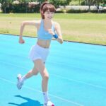 Yi-Ruei Chen Instagram - 📢Yoooo！夏天又有新挑戰，今年我將擔任2024寶礦力路跑大使💪 第六屆寶礦力路跑POCARI SWEAT RUN將於10/5開跑啦！ 📅報名時間：5/20~8/9 🔗 報名網址：https://reurl.cc/MO0774 繼上次挑戰了福島的5K路跑後，這次我要跟大家一起挑戰4K💪有沒有人要報名跟我一起跑的呀！？🤩 🏃🏻今年一樣有分『實體 線上』兩種跑法，4K/10K/21K三種組別自由選擇：實體在大佳河濱公園舉辦，線上則自選場地/路線，並在指定時間內完賽。 這是我第一次以大使身份參加的路跑，興奮又緊張之餘，也要開始訓練了！ 炎炎夏日要來了，補充水分及電解質是必要的。幸好有寶礦力水得陪我，給我專業級的補水力。寶礦力是各大馬拉松賽事的補給站飲料，成分接近人體水分，補水效果又好又快，真的解身體的渴💧 今年寶礦力路跑的主題是【六年祭】，報名就送超值又好看的物資：紀念T恤🎽、折疊環保杯🥤、運動踝襪🧦、帆布包、運動方巾，以及GASTBY抗菌溼紙巾、撒隆巴斯舒緩小禮、摩曼頓優惠卷、SOYJOY大豆營養棒、MATCH瑪綺機能氣泡飲等好禮。今年還有特別的客製獎牌🏅，除了能刻指定姓名外，五人還能湊成完整拼圖🧩比賽當天也會有各種表演和拍照區，重現熱鬧祭典氛圍，一定要一起來感受🥳有太鼓及阿波舞，當然還有我！為你應援💪 🌎特別提醒！今年的寶礦力路跑友善愛地球，改以環保杯方式進行補給，當天一定要記得攜帶💙寶礦力環保杯💙，才能盡情享受現場無限量供應的寶礦力補給呦！ 這次為了讓跑友能更安心參賽，寶礦力還推出4K、10K的『賽前訓練營』，讓好運跑班專業教練陪你一起練習，新手也不用怕！活動當天也邀請Nike Run Club的專業配速團隊、Nike Training Club教練 我🤩和你一起暖身及收操。21K跑友完賽，現場有機會體驗壓王運動按摩，為你解放身體痠痛，舒緩肌肉筋膜！ 賽後還有豪華抽獎，有機會得到Apple Watch Series 9、Air Pods Pro 2、3M 升級版防蟎涼夏被、柏克金燒肉屋日本和牛F1雙人套餐、樂扣樂扣微笑騎士不鏽鋼隨行杯、NIKE後背包、Line points 500點等🤤 💙🩵大家快點下報名網址，10/5一起和我參加最藍、最歡樂又專業的寶礦力路跑🏃🌞 今年一起熱血一夏吧💦 @pocarisweat_tw #寶礦力路跑 #PocariSweatRun #六年祭 #寶礦力水得 #每滴汗都挺熱血的