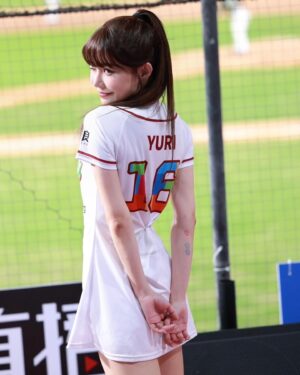Yi-Ruei Chen Instagram - 世界上那麼多妖魔鬼怪
你還是要繼續可可愛愛