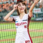 Yi-Ruei Chen Instagram - 這是一杯波哥、一碗小茂屋鍋燒意麵加辣🌶️ 這裡是我還是一顆小豆苗時，慢慢成長的地方🌱 在我一點都不起眼時，你們把我當成寶藏， 細心呵護、支持，陪伴我成長茁壯！ 謝謝 @endooooooooo 當時願意種下這顆種子 讓我有機會發光發熱， 一直感激在心❤️ 坐在場邊的時候，望著對面橘色團結的應援海， 聽見那既熟悉又遙遠的音樂聲， 回想著跟大家一起擁有的點點滴滴， 依舊熱切感動。 當初沒有機會跟大家好好道別， 沒想過會有這麼一天， 能再站上台南棒球場的看台應援✨ 看見好久不見的老屁股、難得相見的獅迷們 穿著獅隊球衣舉我的毛巾為我應援！😭🥹 太太太溫暖～～～就跟台南的太陽一樣🌞 謝謝來看我們、幫我們加油的大家🫶 2024.4.16、17是樂天桃猿第一次在台南的主場球賽， 這是第一次，也可能是最後一次， 這兩天的回憶真的很珍貴， 會放在我心裡一輩子✨ 因為有了10號隊友遠道而來一起加油、 傑哥跟應援團奮力的打鼓，抗著我們的氣勢 雖然沒有贏，但是路很長，還沒有輸， 我們一定要更團結💪再接再厲 繼續突破，再戰起來！ 主場見🐒⚾️❤️‍🔥
