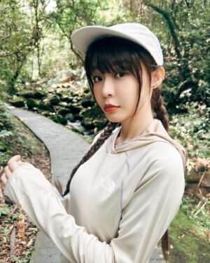 Yi-Ruei Chen Instagram - 曬太陽可以讓身體變好，心情變好，
睡眠也變好你們知道嗎！？
運動或是戶外走走都能療癒生活，
但是女生最怕曬太陽又熱又會變黑！
穿上 The North Face LIGHTRANGE™ / UPF 系列，
怎麼曬都不怕😛
盡情享受大自然❤️
感受新輕盈，今夏換我曬！

@thenorthface_tw 
#neverstopexploring
#今夏換我曬
#探索不怕曬