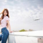 Yi-Ruei Chen Instagram - 你要有去做夢的勇氣， 也要有去實踐的行動力。 昨天的大地震，讓我想好好分享「家」到底有多重要！所以想跟大家分享最近好房網的雜誌採訪內容，當然還是要附上雜誌精心拍攝美照✨ 以這次地震房子受損的程度就可以看到，我的台北租屋處，房東裝潢給租客用的材料，只是表面功夫做足而已，遇到災害就原形畢露！（跟人一樣。 現在說話總是不小心就一語雙關） 當初買青埔房子是投資兼自住，所以花了百萬裝潢、雖然能力不足沒辦法讓它很華麗，但是我寧願在油漆、木作、地板、系統櫃上用比較優質的材料，所以就算高樓層也只有一點輕微的油漆表層剝落。 雖然我的台北租屋處什麼都沒倒沒碎，正覺得想謝謝我家愛搗亂的貓的時候（早把該弄碎的都弄碎了，能弄倒的因為他，所以全都收進櫃子），發現房子多處牆壁都裂的好深好長…..所以大家在裝潢的時候，一定不要只選價錢最便宜材料去達成想要的設計，堪不住災害的，只會花心力花更多錢去維修！（又是一語雙關） 因為當了北漂租屋族多年，有了很多不同的居住經驗，更知道自己要找什麼樣類型的房子才適合！ 但買房子跟找可靠的男友一樣難，依不同階段的能力、生活狀態跟需求，選擇的內容也會有所不同，不可能一次到位，但是我們也不能將就！（很直接的表示雙關） 物件選擇，首先評估區域房價、根據居住條件的需求去做取捨，再來選擇有口碑的建商，有穩固的基礎建設，才能住的安心，接著就是好的品質的裝潢材料！裝潢費絕對是買房最有痛感之開銷！！一分錢一分貨，依照自己能力去做裝修，要把錢花在華麗又脆弱的裝飾，還是去強化更耐用實用的基礎工程上，就看自己的喜好囉！ 到底怎麼樣可以存到錢買房呢？ 有人會說：漂亮女生一定是躺著賺啊、眼睛閉一下就過了哈哈、一定是有sugar daddy 吧、啦啦隊能賺多少錢一定被包養吧！、靠男友就有啦等等諸如此類的話，以前聽到的時候我都會非常難過，當自己努力工作的比狗還累，每天工作壓力山大失眠，卻被這樣貼標籤的時候，真的又氣又委屈！ 出社會後我從不跟家裡伸手，也從不靠男人，更不用說能做得到為了獲得金錢跟心術不正、圖謀不軌的人來往。 自小沒有富裕的家庭背景，知道父母親工作辛苦，我一直有自己是家中大姊的自覺，知道自己該分擔家計，該照顧妹妹們。也有著一股傲氣，不喜歡小時候需跟家長請款時，都要膽戰心驚、還要一一交代用錢目的，討厭囉嗦，所以我從14歲就開始打工，從小到大勵志賺錢養「家」。 我對「家」有依戀 ，愛「家」，雖然父母親在我小五時離異，後來各自有自己的家庭，但我愛我所有的家人。 一直渴望擁有屬於自己完整幸福的家庭生活，十八歲時的我，期待在三十歲時能結婚生子，未來會是個辣媽，讓孩子對我有年輕美麗的印象。」因為小時候媽媽來學校的時候，我都覺得媽媽好漂亮好驕傲☺️😛 如今二十八歲的我，對 「家」的依賴不變，只是轉而朝向繼續衝刺事業，照顧好我的家人，在還沒遇到可靠的另一半之前，我繼續為自己努力，成就從小以來的夢想。 買房跟積蓄全靠自己勤勞工作， 還有正確的理財方式慢慢達成。我的物慾不高，又喜歡宅在家，加上自己的理財觀「不要只把錢放銀行。」錢要流動存款才會流動，研究出合適的投資理財工具，讓我在25歲時就成為有殼一族。 下一篇是我的購屋歷程， 來自好房網的採訪內容。 文長慎入，不看也要因為美照先按讚❤️ 拿不到雜誌，想了解請看下一篇。 👗: @majeparis Makeup&hair: @dora_lin_siyun @prettycool_makeup