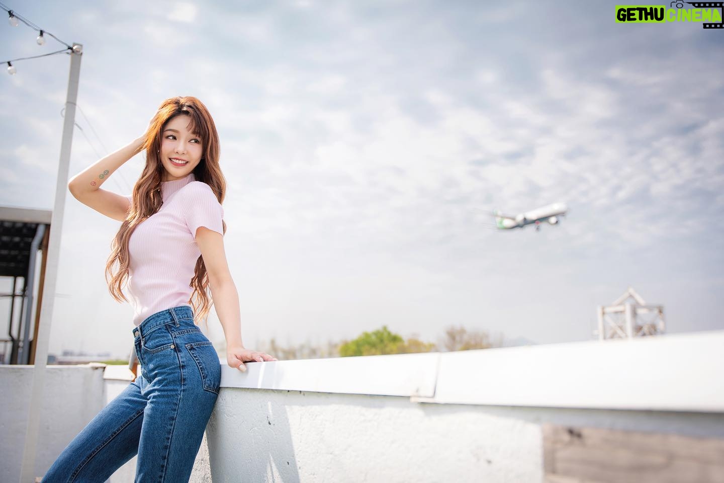 Yi-Ruei Chen Instagram - 你要有去做夢的勇氣, 也要有去實踐的行動力。 昨天的大地震,讓我想好好分享「家」到底有多重要!所以想跟大家分享最近好房網的雜誌採訪內容,當然還是要附上雜誌精心拍攝美照✨ 以這次地震房子受損的程度就可以看到,我的台北租屋處,房東裝潢給租客用的材料,只是表面功夫做足而已,遇到災害就原形畢露!(跟人一樣。 現在說話總是不小心就一語雙關) 當初買青埔房子是投資兼自住,所以花了百萬裝潢、雖然能力不足沒辦法讓它很華麗,但是我寧願在油漆、木作、地板、系統櫃上用比較優質的材料,所以就算高樓層也只有一點輕微的油漆表層剝落。 雖然我的台北租屋處什麼都沒倒沒碎,正覺得想謝謝我家愛搗亂的貓的時候(早把該弄碎的都弄碎了,能弄倒的因為他,所以全都收進櫃子),發現房子多處牆壁都裂的好深好長…..所以大家在裝潢的時候,一定不要只選價錢最便宜材料去達成想要的設計,堪不住災害的,只會花心力花更多錢去維修!(又是一語雙關) 因為當了北漂租屋族多年,有了很多不同的居住經驗,更知道自己要找什麼樣類型的房子才適合! 但買房子跟找可靠的男友一樣難,依不同階段的能力、生活狀態跟需求,選擇的內容也會有所不同,不可能一次到位,但是我們也不能將就!(很直接的表示雙關) 物件選擇,首先評估區域房價、根據居住條件的需求去做取捨,再來選擇有口碑的建商,有穩固的基礎建設,才能住的安心,接著就是好的品質的裝潢材料!裝潢費絕對是買房最有痛感之開銷!!一分錢一分貨,依照自己能力去做裝修,要把錢花在華麗又脆弱的裝飾,還是去強化更耐用實用的基礎工程上,就看自己的喜好囉! 到底怎麼樣可以存到錢買房呢? 有人會說:漂亮女生一定是躺著賺啊、眼睛閉一下就過了哈哈、一定是有sugar daddy 吧、啦啦隊能賺多少錢一定被包養吧!、靠男友就有啦等等諸如此類的話,以前聽到的時候我都會非常難過,當自己努力工作的比狗還累,每天工作壓力山大失眠,卻被這樣貼標籤的時候,真的又氣又委屈! 出社會後我從不跟家裡伸手,也從不靠男人,更不用說能做得到為了獲得金錢跟心術不正、圖謀不軌的人來往。 自小沒有富裕的家庭背景,知道父母親工作辛苦,我一直有自己是家中大姊的自覺,知道自己該分擔家計,該照顧妹妹們。也有著一股傲氣,不喜歡小時候需跟家長請款時,都要膽戰心驚、還要一一交代用錢目的,討厭囉嗦,所以我從14歲就開始打工,從小到大勵志賺錢養「家」。 我對「家」有依戀 ,愛「家」,雖然父母親在我小五時離異,後來各自有自己的家庭,但我愛我所有的家人。 一直渴望擁有屬於自己完整幸福的家庭生活,十八歲時的我,期待在三十歲時能結婚生子,未來會是個辣媽,讓孩子對我有年輕美麗的印象。」因為小時候媽媽來學校的時候,我都覺得媽媽好漂亮好驕傲☺️😛 如今二十八歲的我,對 「家」的依賴不變,只是轉而朝向繼續衝刺事業,照顧好我的家人,在還沒遇到可靠的另一半之前,我繼續為自己努力,成就從小以來的夢想。 買房跟積蓄全靠自己勤勞工作, 還有正確的理財方式慢慢達成。我的物慾不高,又喜歡宅在家,加上自己的理財觀「不要只把錢放銀行。」錢要流動存款才會流動,研究出合適的投資理財工具,讓我在25歲時就成為有殼一族。 下一篇是我的購屋歷程, 來自好房網的採訪內容。 文長慎入,不看也要因為美照先按讚❤️ 拿不到雜誌,想了解請看下一篇。 👗: @majeparis Makeup&hair: @dora_lin_siyun @prettycool_makeup
