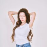 Yi-Ruei Chen Instagram - 從事喜愛的工作事業，有安身立命的能力， 善良、柔韌、繼續充滿天真與理想， 從過往每一個令人疼痛的碎片中， 汲取能量與韌性，找到那個眼睛明亮清澈的自己。 雞湯都是講來餵養自己的， 需要鼓勵自己、提醒自己， 持續當個熱血笨蛋～ 今年的形象照。 除了不再擁有一副青澀易受驚嚇的模樣外， 多了一點游刃有餘，還有一點歲月的底氣😛 一直以來喜歡當個工作蜜蜂🐝工作使我有安全感 生活不小心累到空白（嚇 現在依然愛工作，更追求生活中的精神共振 做可以給予自己情緒價值的選擇☀️