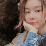 Yi-Ruei Chen Instagram - 這是前幾天放假 帶香港的女朋友一起去北海岸約會的我們❤️ 很久沒有約會與踏青的我跟東 想破頭不知道該去哪裡 因為我們真的很久沒有出去玩了 結果這些地方也都是我們第一次去哈哈 這些地方大概應該都是…. 小時候男朋友會帶我來約會的地方吧？！ 從來沒有跟女生朋友走景點跟打卡餐廳 我們還不小心一起dress code 真的太浪漫太可愛了💕 女生的約會好療癒～～～～我又滿血回歸啦 聊不完，愛妳們😘 只是平常沒工作的我 看起來真的都是懨懨一息憔悴沒電狀態耶🪫🤣 突然想到一句話： 無論是什麼關係， 提供不了情緒價值、 給予不了正面陪伴、 無法成為你的經濟支持、 三點不佔一樣， 只有捨棄，自己才能快樂！ 無論何種關係， 正確的愛應該是讓人變得溫柔勇敢， 而不是讓人時常感到委屈或妥協， 那個優先考慮你的想法跟心情的人， 才懂如何給予溫暖，對吧？ 希望所有還在修補傷心的人， 能夠想透， 讓自己過的幸福開心是自己可以選擇的權利， 任何人的愛與不愛，其實都不需要理由， 就像每個人的生命長短，也沒有邏輯， 這是宇宙安排好，讓你去體驗與感受的過程， 送給你的生命故事。 趕快讓自己快樂生活，享受當下， 不要浪費你從那麼遠的地方來地球當人類🫶