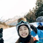 Yi-Ruei Chen Instagram - 上禮拜養成了早睡早起的好習慣 今天九點半睡覺12點半我就醒了 因為我側躺的時候都覺得我在雪上Carving🫠 既然這麼早起就來分享一下我的快樂！ 我不知到此人 @wenfusurfer 為什麼買了三件帽Tee 叫我帶去北海道給他…原來 他想來個團服爹斯🤣 真的太可愛了 整趟路程謝謝 @liangvanlife 專業導遊專業outdoor 咖的帶領！一路可以無腦跟著到北海道跟女孩們會合❤️ 這次第一次跟苡伊慈一起滑雪！ 一起住民宿好像大學生😛 謝謝baron 的安排❤️‍🔥 @baronyang 早上起床聞到苡做早餐的香味真是賢慧 @avawu0726 我的室友慈妹 @j.oycee377 每天都跟我討抱抱 小萌寵 可愛死了 還有最有活力也最熟悉的運動夥伴伊 @bobeyiyi 畢竟我們可是在紅隊革命了半年🤣 每天大家回家都虛脫，早上走路都歪七扭八 卻還是興高采烈的拿著裝備出門！⛷️ 最感謝我的雪伴教練 @zballpaulchan 每次都用最溫柔最耐心的方式陪伴我成長🥹 懼高又懼快的我居然也能駕馭滑雪這項運動 （畢竟我連迪士尼的遊樂設施都不敢玩） 因為有了Paul 在身邊、無比安心！大大的進步！ 滑雪很危險！山跟樹林裡其實很大很高很恐怖 初心者一定要有專業教練在旁指導， 才能夠帶領你安全完程！ 滑雪好快樂唷 沒人疼的時候就去滑雪 保證哪裡都疼❤️‍🩹❤️‍🔥😍🥰 - 圖四 R:既然跌倒了停下來了，就立馬拍下此刻美景吧 P:你是女神欸，頭都是雪太狼狽，大家都知道你跌倒🤣 立馬趕緊幫我整理💗太暖了 圖六、七 這麼大的雪場 我們終於偶然的全員在某個纜車口相聚了！ 唯一的一刻（除了在餐廳的時候🤣） 圖八 又摔倒了！立馬拍一下此刻山林裡的教練，我覺得我好像在山中學武功！此圖有五條老師的氛圍港覺