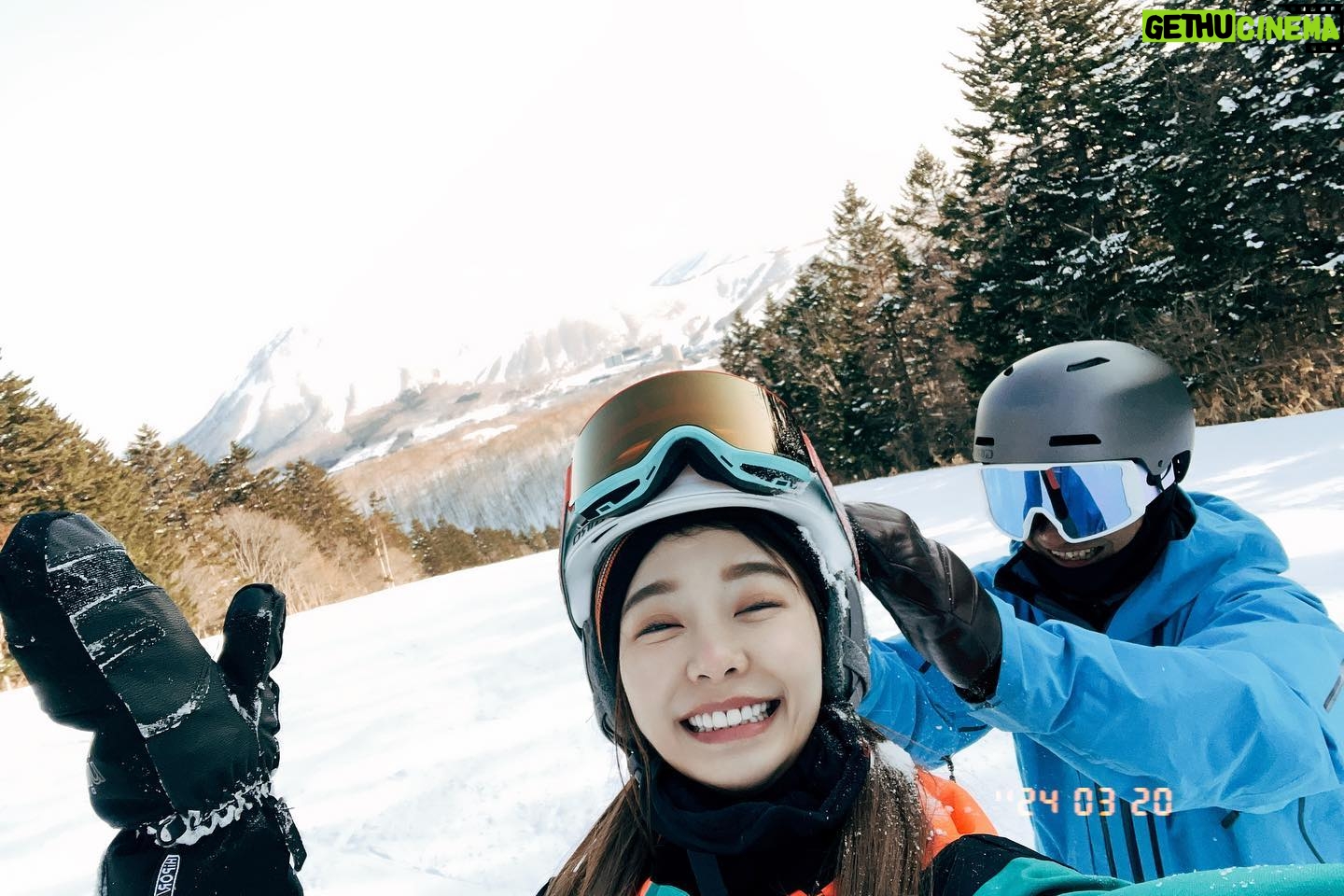 Yi-Ruei Chen Instagram - 上禮拜養成了早睡早起的好習慣 今天九點半睡覺12點半我就醒了 因為我側躺的時候都覺得我在雪上Carving🫠 既然這麼早起就來分享一下我的快樂! 我不知到此人 @wenfusurfer 為什麼買了三件帽Tee 叫我帶去北海道給他…原來 他想來個團服爹斯🤣 真的太可愛了 整趟路程謝謝 @liangvanlife 專業導遊專業outdoor 咖的帶領!一路可以無腦跟著到北海道跟女孩們會合❤️ 這次第一次跟苡伊慈一起滑雪! 一起住民宿好像大學生😛 謝謝baron 的安排❤️🔥 @baronyang 早上起床聞到苡做早餐的香味真是賢慧 @avawu0726 我的室友慈妹 @j.oycee377 每天都跟我討抱抱 小萌寵 可愛死了 還有最有活力也最熟悉的運動夥伴伊 @bobeyiyi 畢竟我們可是在紅隊革命了半年🤣 每天大家回家都虛脫,早上走路都歪七扭八 卻還是興高采烈的拿著裝備出門!⛷️ 最感謝我的雪伴教練 @zballpaulchan 每次都用最溫柔最耐心的方式陪伴我成長🥹 懼高又懼快的我居然也能駕馭滑雪這項運動 (畢竟我連迪士尼的遊樂設施都不敢玩) 因為有了Paul 在身邊、無比安心!大大的進步! 滑雪很危險!山跟樹林裡其實很大很高很恐怖 初心者一定要有專業教練在旁指導, 才能夠帶領你安全完程! 滑雪好快樂唷 沒人疼的時候就去滑雪 保證哪裡都疼❤️🩹❤️🔥😍🥰 - 圖四 R:既然跌倒了停下來了,就立馬拍下此刻美景吧 P:你是女神欸,頭都是雪太狼狽,大家都知道你跌倒🤣 立馬趕緊幫我整理💗太暖了 圖六、七 這麼大的雪場 我們終於偶然的全員在某個纜車口相聚了! 唯一的一刻(除了在餐廳的時候🤣) 圖八 又摔倒了!立馬拍一下此刻山林裡的教練,我覺得我好像在山中學武功!此圖有五條老師的氛圍港覺