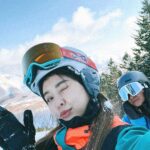 Yi-Ruei Chen Instagram - 上禮拜養成了早睡早起的好習慣 今天九點半睡覺12點半我就醒了 因為我側躺的時候都覺得我在雪上Carving🫠 既然這麼早起就來分享一下我的快樂！ 我不知到此人 @wenfusurfer 為什麼買了三件帽Tee 叫我帶去北海道給他…原來 他想來個團服爹斯🤣 真的太可愛了 整趟路程謝謝 @liangvanlife 專業導遊專業outdoor 咖的帶領！一路可以無腦跟著到北海道跟女孩們會合❤️ 這次第一次跟苡伊慈一起滑雪！ 一起住民宿好像大學生😛 謝謝baron 的安排❤️‍🔥 @baronyang 早上起床聞到苡做早餐的香味真是賢慧 @avawu0726 我的室友慈妹 @j.oycee377 每天都跟我討抱抱 小萌寵 可愛死了 還有最有活力也最熟悉的運動夥伴伊 @bobeyiyi 畢竟我們可是在紅隊革命了半年🤣 每天大家回家都虛脫，早上走路都歪七扭八 卻還是興高采烈的拿著裝備出門！⛷️ 最感謝我的雪伴教練 @zballpaulchan 每次都用最溫柔最耐心的方式陪伴我成長🥹 懼高又懼快的我居然也能駕馭滑雪這項運動 （畢竟我連迪士尼的遊樂設施都不敢玩） 因為有了Paul 在身邊、無比安心！大大的進步！ 滑雪很危險！山跟樹林裡其實很大很高很恐怖 初心者一定要有專業教練在旁指導， 才能夠帶領你安全完程！ 滑雪好快樂唷 沒人疼的時候就去滑雪 保證哪裡都疼❤️‍🩹❤️‍🔥😍🥰 - 圖四 R:既然跌倒了停下來了，就立馬拍下此刻美景吧 P:你是女神欸，頭都是雪太狼狽，大家都知道你跌倒🤣 立馬趕緊幫我整理💗太暖了 圖六、七 這麼大的雪場 我們終於偶然的全員在某個纜車口相聚了！ 唯一的一刻（除了在餐廳的時候🤣） 圖八 又摔倒了！立馬拍一下此刻山林裡的教練，我覺得我好像在山中學武功！此圖有五條老師的氛圍港覺