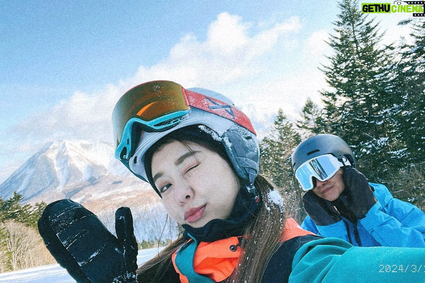 Yi-Ruei Chen Instagram - 上禮拜養成了早睡早起的好習慣 今天九點半睡覺12點半我就醒了 因為我側躺的時候都覺得我在雪上Carving🫠 既然這麼早起就來分享一下我的快樂! 我不知到此人 @wenfusurfer 為什麼買了三件帽Tee 叫我帶去北海道給他…原來 他想來個團服爹斯🤣 真的太可愛了 整趟路程謝謝 @liangvanlife 專業導遊專業outdoor 咖的帶領!一路可以無腦跟著到北海道跟女孩們會合❤️ 這次第一次跟苡伊慈一起滑雪! 一起住民宿好像大學生😛 謝謝baron 的安排❤️🔥 @baronyang 早上起床聞到苡做早餐的香味真是賢慧 @avawu0726 我的室友慈妹 @j.oycee377 每天都跟我討抱抱 小萌寵 可愛死了 還有最有活力也最熟悉的運動夥伴伊 @bobeyiyi 畢竟我們可是在紅隊革命了半年🤣 每天大家回家都虛脫,早上走路都歪七扭八 卻還是興高采烈的拿著裝備出門!⛷️ 最感謝我的雪伴教練 @zballpaulchan 每次都用最溫柔最耐心的方式陪伴我成長🥹 懼高又懼快的我居然也能駕馭滑雪這項運動 (畢竟我連迪士尼的遊樂設施都不敢玩) 因為有了Paul 在身邊、無比安心!大大的進步! 滑雪很危險!山跟樹林裡其實很大很高很恐怖 初心者一定要有專業教練在旁指導, 才能夠帶領你安全完程! 滑雪好快樂唷 沒人疼的時候就去滑雪 保證哪裡都疼❤️🩹❤️🔥😍🥰 - 圖四 R:既然跌倒了停下來了,就立馬拍下此刻美景吧 P:你是女神欸,頭都是雪太狼狽,大家都知道你跌倒🤣 立馬趕緊幫我整理💗太暖了 圖六、七 這麼大的雪場 我們終於偶然的全員在某個纜車口相聚了! 唯一的一刻(除了在餐廳的時候🤣) 圖八 又摔倒了!立馬拍一下此刻山林裡的教練,我覺得我好像在山中學武功!此圖有五條老師的氛圍港覺