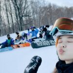 Yi-Ruei Chen Instagram - 上禮拜養成了早睡早起的好習慣 今天九點半睡覺12點半我就醒了 因為我側躺的時候都覺得我在雪上Carving🫠 既然這麼早起就來分享一下我的快樂！ 我不知到此人 @wenfusurfer 為什麼買了三件帽Tee 叫我帶去北海道給他…原來 他想來個團服爹斯🤣 真的太可愛了 整趟路程謝謝 @liangvanlife 專業導遊專業outdoor 咖的帶領！一路可以無腦跟著到北海道跟女孩們會合❤️ 這次第一次跟苡伊慈一起滑雪！ 一起住民宿好像大學生😛 謝謝baron 的安排❤️‍🔥 @baronyang 早上起床聞到苡做早餐的香味真是賢慧 @avawu0726 我的室友慈妹 @j.oycee377 每天都跟我討抱抱 小萌寵 可愛死了 還有最有活力也最熟悉的運動夥伴伊 @bobeyiyi 畢竟我們可是在紅隊革命了半年🤣 每天大家回家都虛脫，早上走路都歪七扭八 卻還是興高采烈的拿著裝備出門！⛷️ 最感謝我的雪伴教練 @zballpaulchan 每次都用最溫柔最耐心的方式陪伴我成長🥹 懼高又懼快的我居然也能駕馭滑雪這項運動 （畢竟我連迪士尼的遊樂設施都不敢玩） 因為有了Paul 在身邊、無比安心！大大的進步！ 滑雪很危險！山跟樹林裡其實很大很高很恐怖 初心者一定要有專業教練在旁指導， 才能夠帶領你安全完程！ 滑雪好快樂唷 沒人疼的時候就去滑雪 保證哪裡都疼❤️‍🩹❤️‍🔥😍🥰 - 圖四 R:既然跌倒了停下來了，就立馬拍下此刻美景吧 P:你是女神欸，頭都是雪太狼狽，大家都知道你跌倒🤣 立馬趕緊幫我整理💗太暖了 圖六、七 這麼大的雪場 我們終於偶然的全員在某個纜車口相聚了！ 唯一的一刻（除了在餐廳的時候🤣） 圖八 又摔倒了！立馬拍一下此刻山林裡的教練，我覺得我好像在山中學武功！此圖有五條老師的氛圍港覺