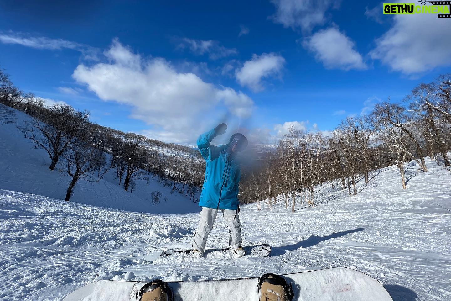 Yi-Ruei Chen Instagram - 上禮拜養成了早睡早起的好習慣 今天九點半睡覺12點半我就醒了 因為我側躺的時候都覺得我在雪上Carving🫠 既然這麼早起就來分享一下我的快樂! 我不知到此人 @wenfusurfer 為什麼買了三件帽Tee 叫我帶去北海道給他…原來 他想來個團服爹斯🤣 真的太可愛了 整趟路程謝謝 @liangvanlife 專業導遊專業outdoor 咖的帶領!一路可以無腦跟著到北海道跟女孩們會合❤️ 這次第一次跟苡伊慈一起滑雪! 一起住民宿好像大學生😛 謝謝baron 的安排❤️🔥 @baronyang 早上起床聞到苡做早餐的香味真是賢慧 @avawu0726 我的室友慈妹 @j.oycee377 每天都跟我討抱抱 小萌寵 可愛死了 還有最有活力也最熟悉的運動夥伴伊 @bobeyiyi 畢竟我們可是在紅隊革命了半年🤣 每天大家回家都虛脫,早上走路都歪七扭八 卻還是興高采烈的拿著裝備出門!⛷️ 最感謝我的雪伴教練 @zballpaulchan 每次都用最溫柔最耐心的方式陪伴我成長🥹 懼高又懼快的我居然也能駕馭滑雪這項運動 (畢竟我連迪士尼的遊樂設施都不敢玩) 因為有了Paul 在身邊、無比安心!大大的進步! 滑雪很危險!山跟樹林裡其實很大很高很恐怖 初心者一定要有專業教練在旁指導, 才能夠帶領你安全完程! 滑雪好快樂唷 沒人疼的時候就去滑雪 保證哪裡都疼❤️🩹❤️🔥😍🥰 - 圖四 R:既然跌倒了停下來了,就立馬拍下此刻美景吧 P:你是女神欸,頭都是雪太狼狽,大家都知道你跌倒🤣 立馬趕緊幫我整理💗太暖了 圖六、七 這麼大的雪場 我們終於偶然的全員在某個纜車口相聚了! 唯一的一刻(除了在餐廳的時候🤣) 圖八 又摔倒了!立馬拍一下此刻山林裡的教練,我覺得我好像在山中學武功!此圖有五條老師的氛圍港覺