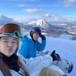 Yi-Ruei Chen Instagram - 上禮拜養成了早睡早起的好習慣 今天九點半睡覺12點半我就醒了 因為我側躺的時候都覺得我在雪上Carving🫠 既然這麼早起就來分享一下我的快樂！ 我不知到此人 @wenfusurfer 為什麼買了三件帽Tee 叫我帶去北海道給他…原來 他想來個團服爹斯🤣 真的太可愛了 整趟路程謝謝 @liangvanlife 專業導遊專業outdoor 咖的帶領！一路可以無腦跟著到北海道跟女孩們會合❤️ 這次第一次跟苡伊慈一起滑雪！ 一起住民宿好像大學生😛 謝謝baron 的安排❤️‍🔥 @baronyang 早上起床聞到苡做早餐的香味真是賢慧 @avawu0726 我的室友慈妹 @j.oycee377 每天都跟我討抱抱 小萌寵 可愛死了 還有最有活力也最熟悉的運動夥伴伊 @bobeyiyi 畢竟我們可是在紅隊革命了半年🤣 每天大家回家都虛脫，早上走路都歪七扭八 卻還是興高采烈的拿著裝備出門！⛷️ 最感謝我的雪伴教練 @zballpaulchan 每次都用最溫柔最耐心的方式陪伴我成長🥹 懼高又懼快的我居然也能駕馭滑雪這項運動 （畢竟我連迪士尼的遊樂設施都不敢玩） 因為有了Paul 在身邊、無比安心！大大的進步！ 滑雪很危險！山跟樹林裡其實很大很高很恐怖 初心者一定要有專業教練在旁指導， 才能夠帶領你安全完程！ 滑雪好快樂唷 沒人疼的時候就去滑雪 保證哪裡都疼❤️‍🩹❤️‍🔥😍🥰 - 圖四 R:既然跌倒了停下來了，就立馬拍下此刻美景吧 P:你是女神欸，頭都是雪太狼狽，大家都知道你跌倒🤣 立馬趕緊幫我整理💗太暖了 圖六、七 這麼大的雪場 我們終於偶然的全員在某個纜車口相聚了！ 唯一的一刻（除了在餐廳的時候🤣） 圖八 又摔倒了！立馬拍一下此刻山林裡的教練，我覺得我好像在山中學武功！此圖有五條老師的氛圍港覺