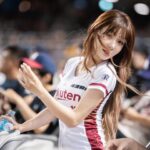 Yi-Ruei Chen Instagram - 今年在一開季就滿滿的應援， 終於體會了「全職啦啦隊」的感覺💦 好累唷 哈哈哈哈哈哈哈哈 姊姊我的腰啊～～～～～還堪用 多年來一直邊兼差 在外接一些零工、打雜貼補家用😛 遇到機會就去嘗試&突破看看 努力不要被當ㄍ花瓶 圖一 我自己製造的仙女之靈魂髮絲 產生的氛圍感大片 看來我真的蠻適合當花瓶ㄉ 好想當個不會酸痛流汗的花瓶 今年終於沒有外務可以好好在球場上班！ 繼續努力當花瓶pro max 最近滑社群 特別喜歡看到各隊啦啦隊員們的照片跟影片 真是賞心悅目 還會含有綜藝娛樂成份 總是逗樂了私下宅女I人我 宅女叡表示： 啦啦隊女孩們可以說是 顏值在線多種風味 身體真d強壯 耐摔耐操抗寒抗曬 冷凍火烤風味皆好👍😋
