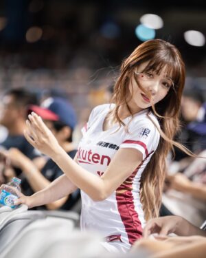 Yi-Ruei Chen Instagram - 今年在一開季就滿滿的應援，
終於體會了「全職啦啦隊」的感覺💦
好累唷 哈哈哈哈哈哈哈哈 
姊姊我的腰啊～～～～～還堪用
多年來一直邊兼差
在外接一些零工、打雜貼補家用😛
遇到機會就去嘗試&突破看看
努力不要被當ㄍ花瓶

圖一 我自己製造的仙女之靈魂髮絲
產生的氛圍感大片
看來我真的蠻適合當花瓶ㄉ

好想當個不會酸痛流汗的花瓶

今年終於沒有外務可以好好在球場上班！
繼續努力當花瓶pro max

最近滑社群 特別喜歡看到各隊啦啦隊員們的照片跟影片
真是賞心悅目 還會含有綜藝娛樂成份
總是逗樂了私下宅女I人我

宅女叡表示：
啦啦隊女孩們可以說是
顏值在線多種風味
身體真d強壯
耐摔耐操抗寒抗曬
冷凍火烤風味皆好👍😋